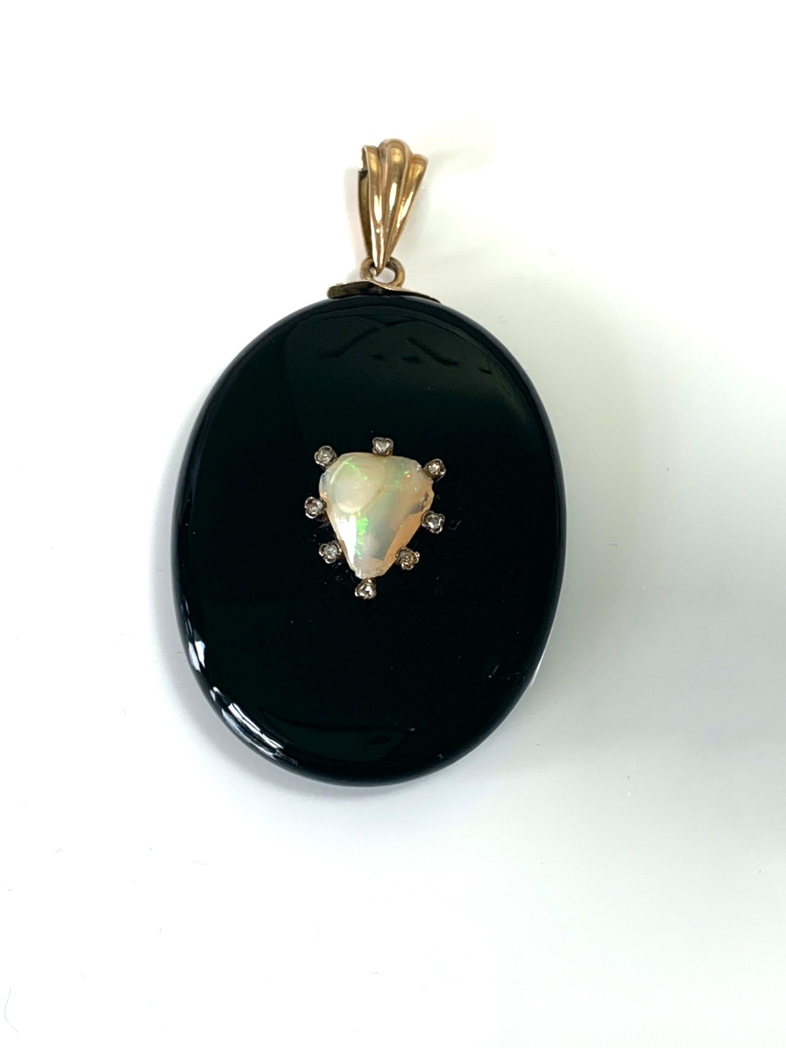 Médaillon de deuil ancien de l'époque édouardienne
avec un cœur central en opale taillé à la main (13 mm x 10 mm)
entouré de huit diamants naturels taillés à la mine (environ 1,5-1,75 mm chacun)
Fabriqué en pierre d'onyx noir - serti de  un collier