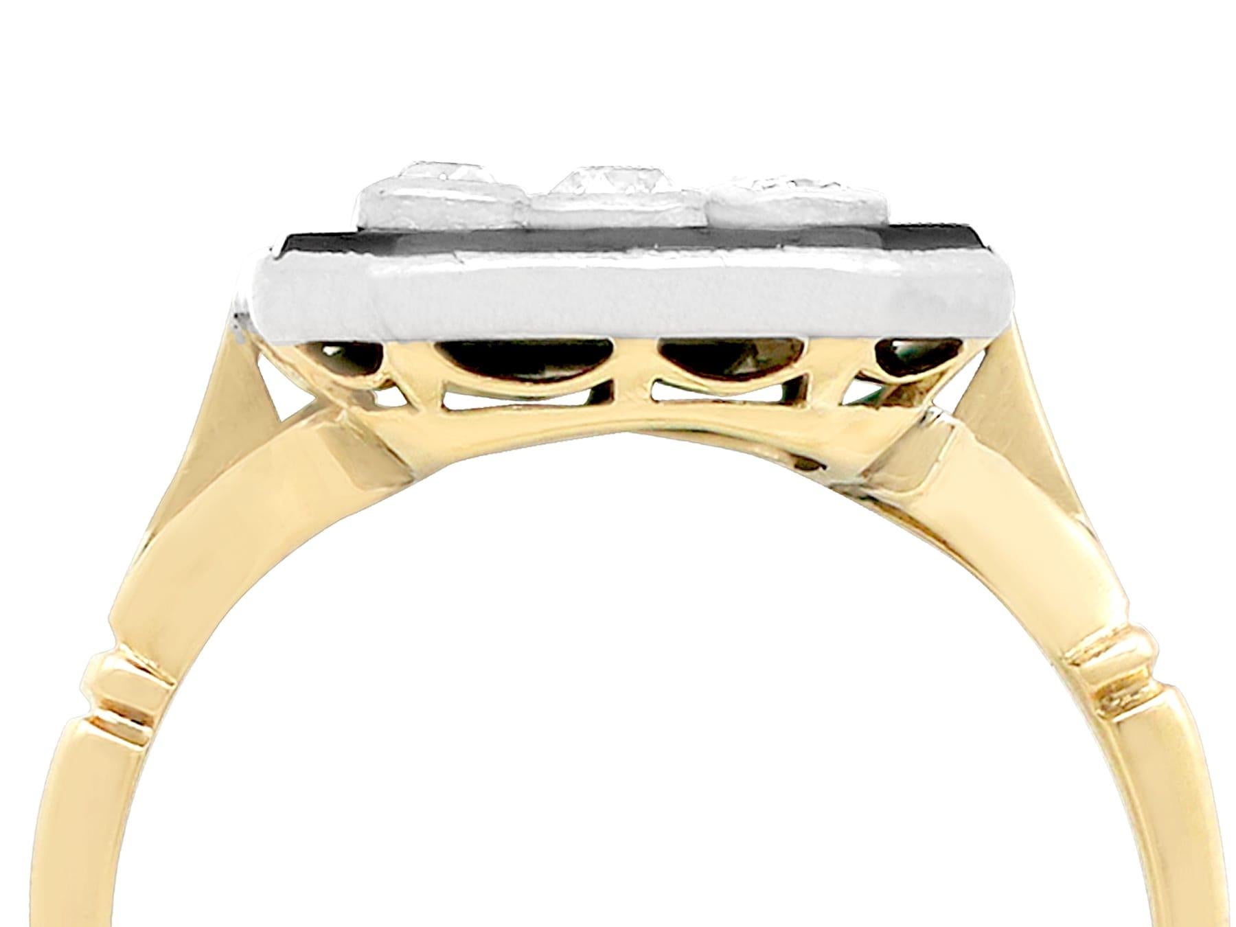 Eine feine und beeindruckende schwarzen Onyx und 0,40 Karat Diamanten (insgesamt), 18 Karat Gelbgold Kleid Ring mit 18 Karat Weißgold Einstellungen; Teil unserer vielfältigen antiken Schmuck und Estate Jewelry Collections.

Dieser feine und