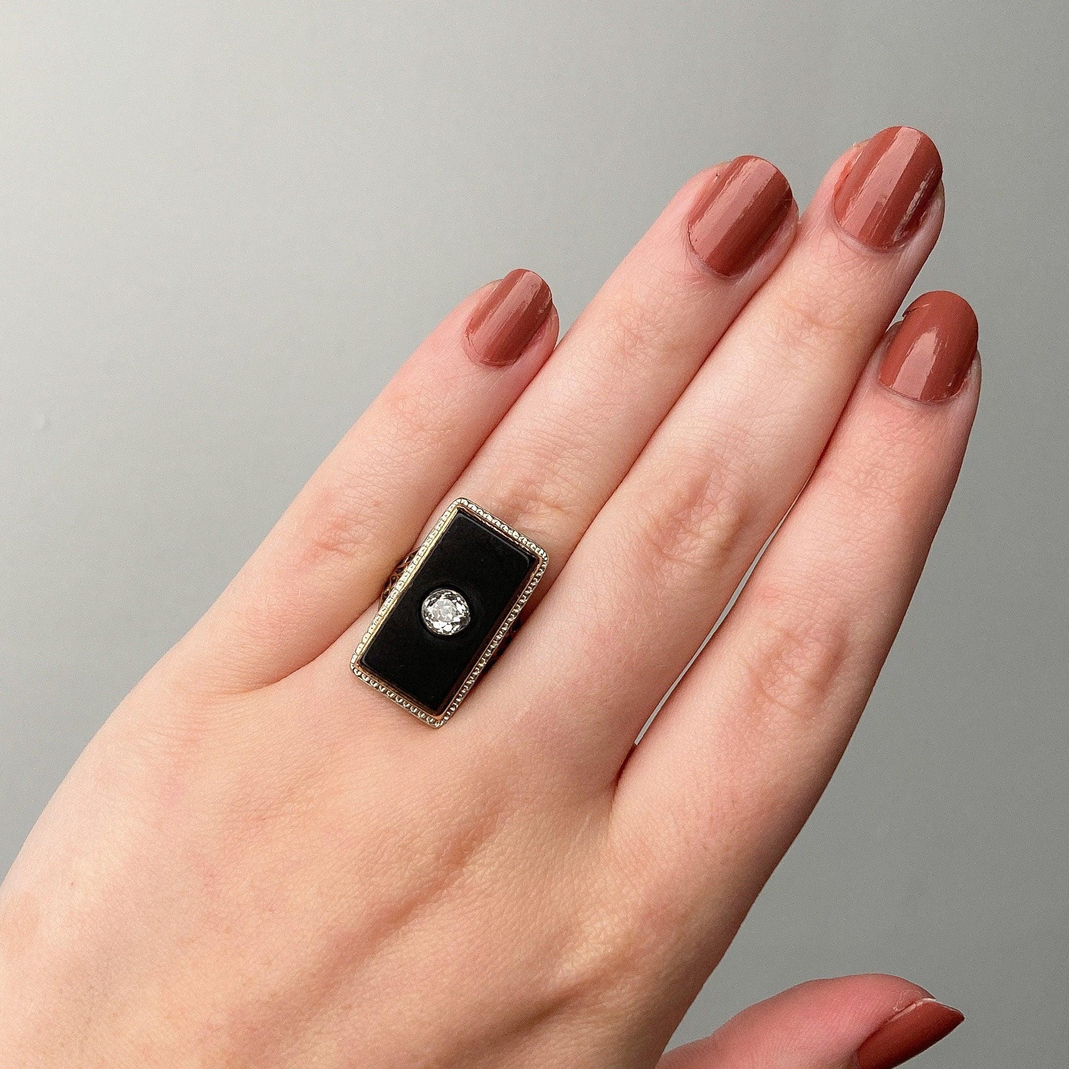 Antique Onyx Filigree Ring of 14k Gold In Good Condition For Sale In Lewisburg, PA