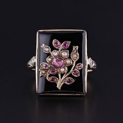 Antique Onyx Flower Ring of 10k Gold