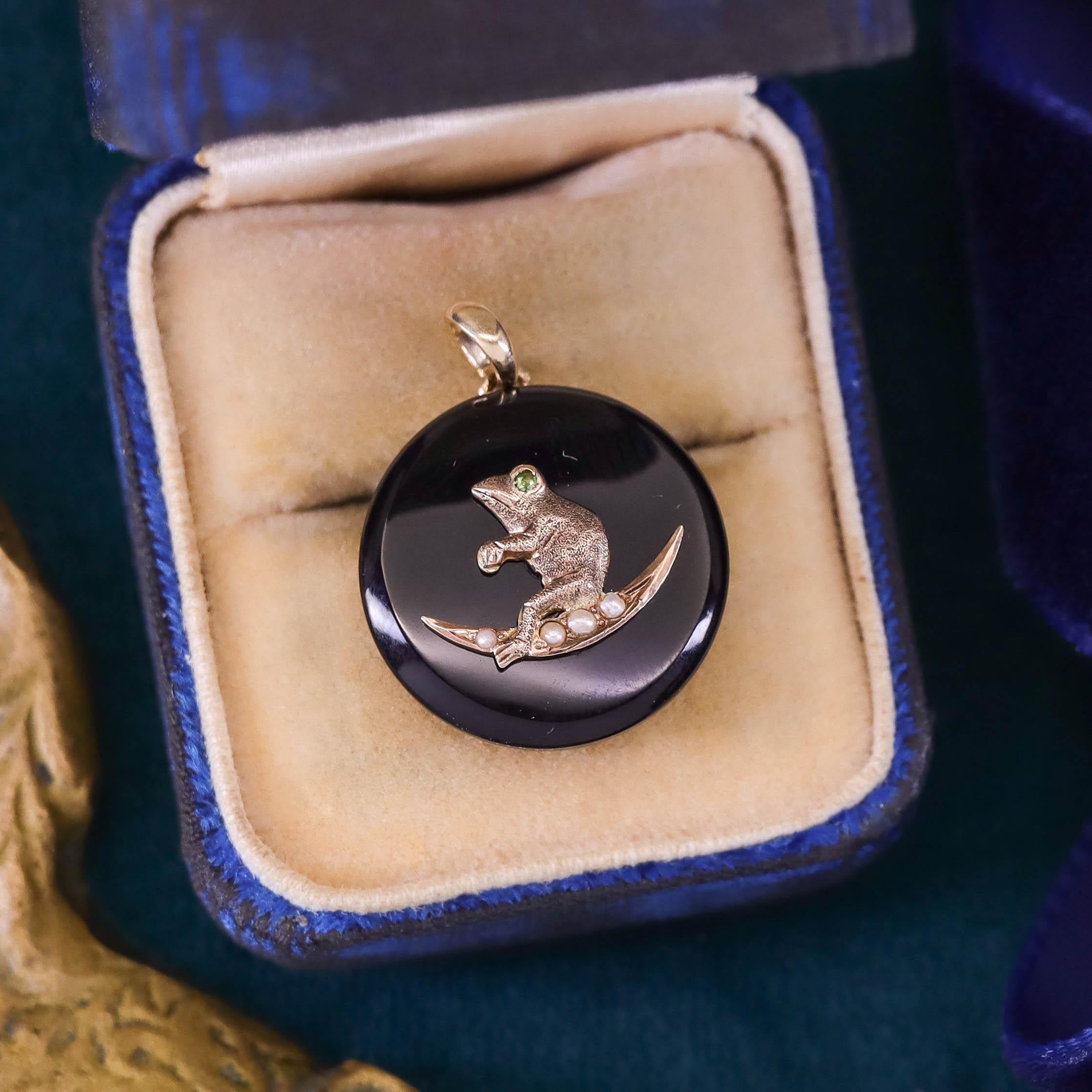 Antique Onyx Frog Pendant of 14k Gold In Good Condition In Lewisburg, PA