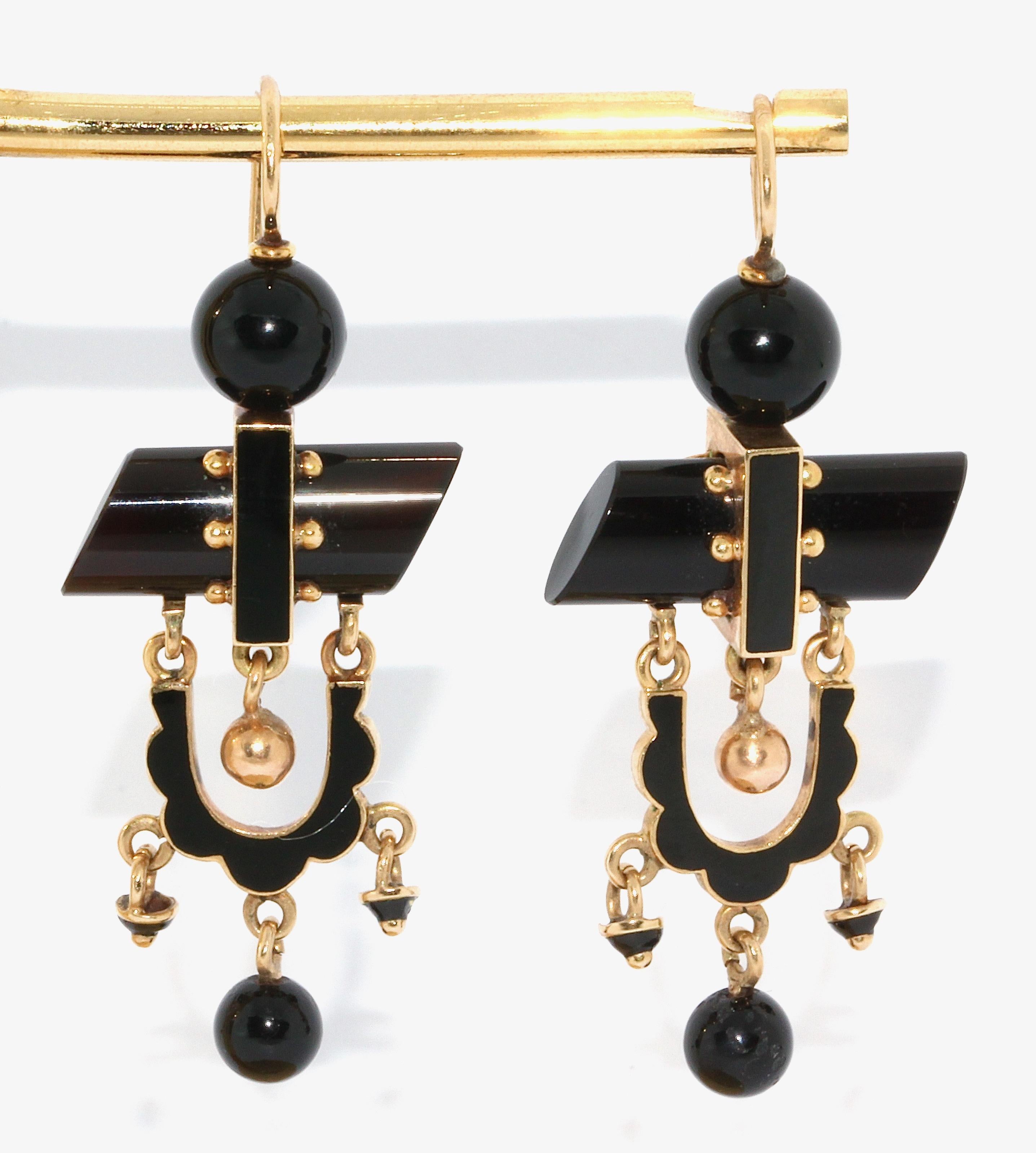 Antique, historical, onyx gold stud earrings. With black enamel.

No damages.
Including certificate of authenticity.

We have the matching large onyx pendant on offer.
