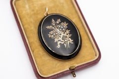 Antique onyx locket with photo hide, late 19th century.