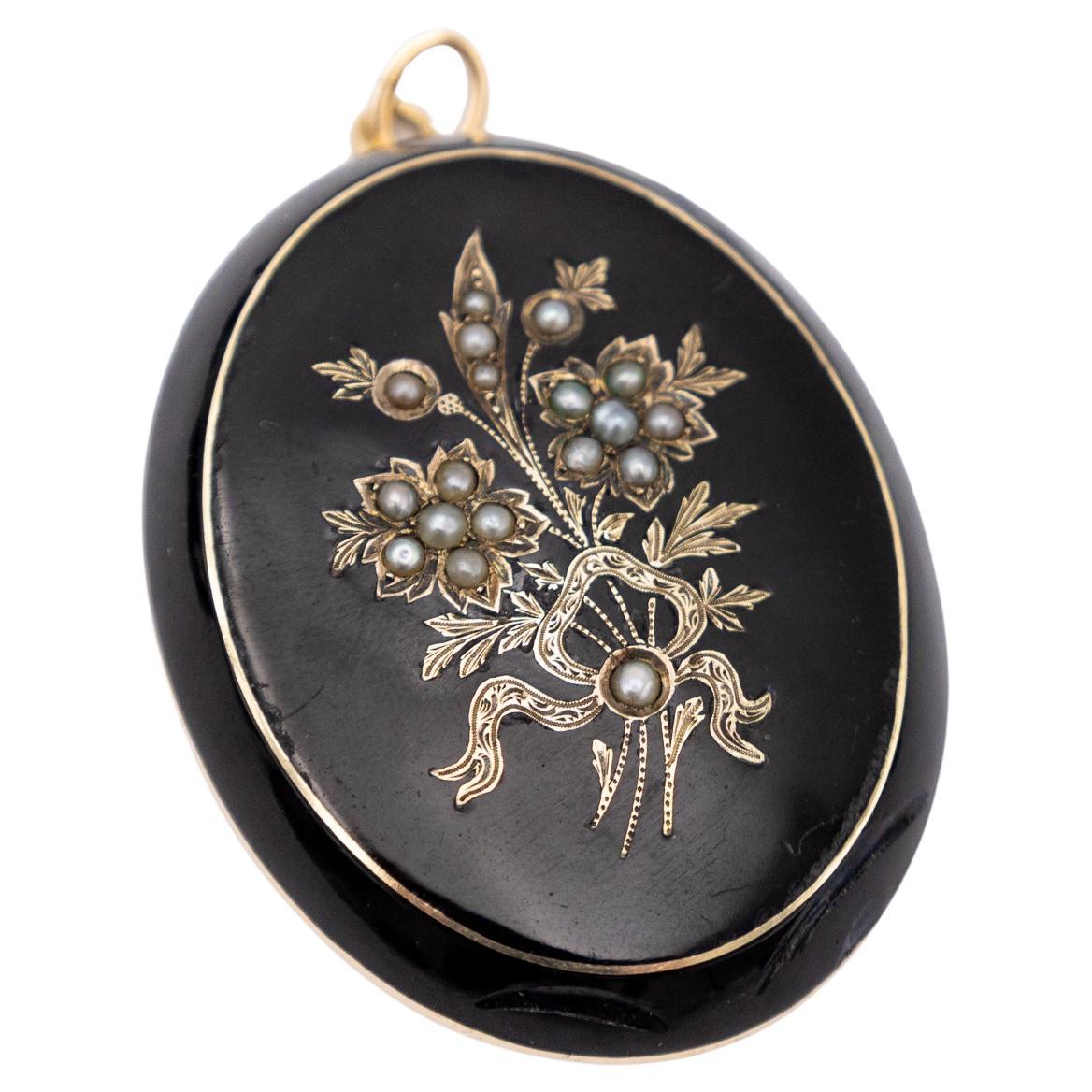 Antique onyx locket with photo hide, late 19th century.