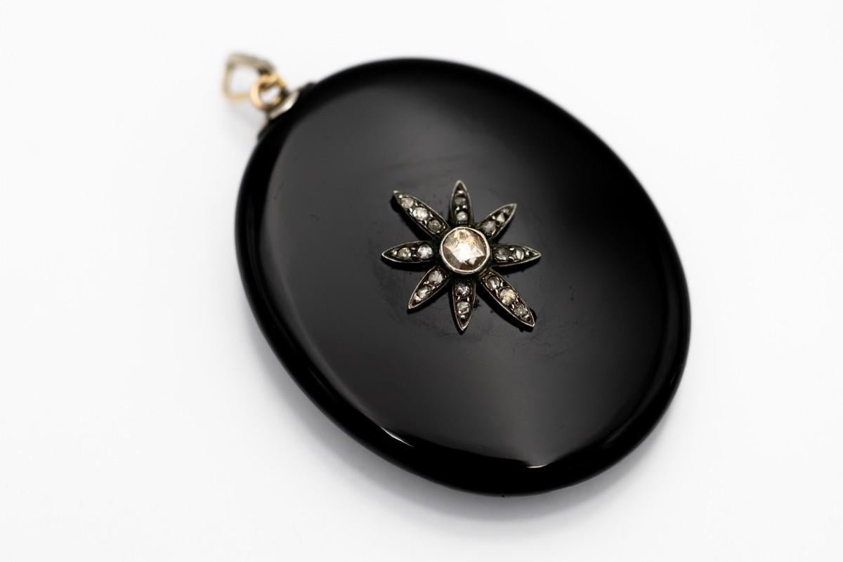 Antique onyx medallion locket with diamonds, the Netherlands, late 19th century For Sale 5