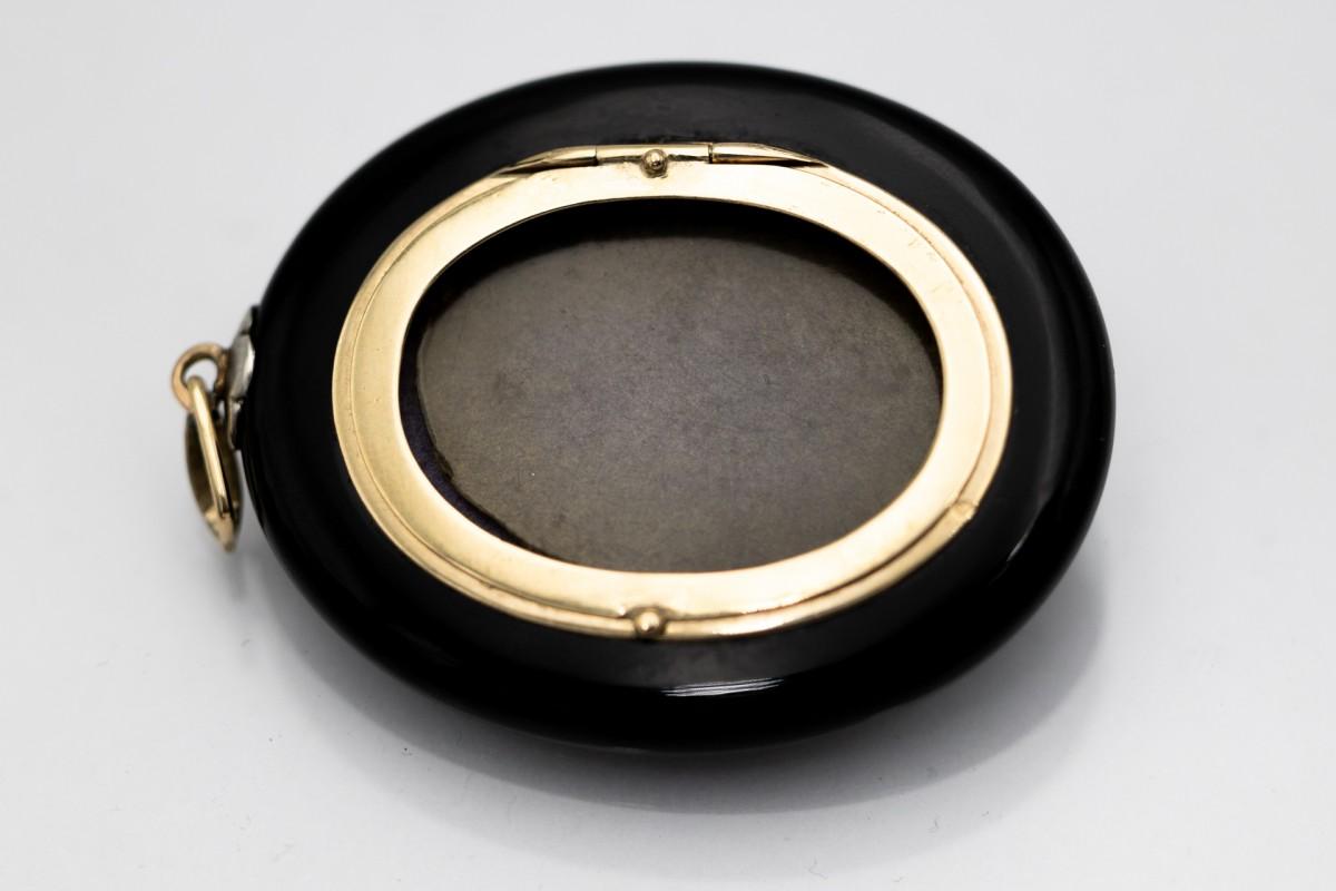 Antique onyx medallion locket with diamonds, the Netherlands, late 19th century In Good Condition For Sale In Chorzów, PL