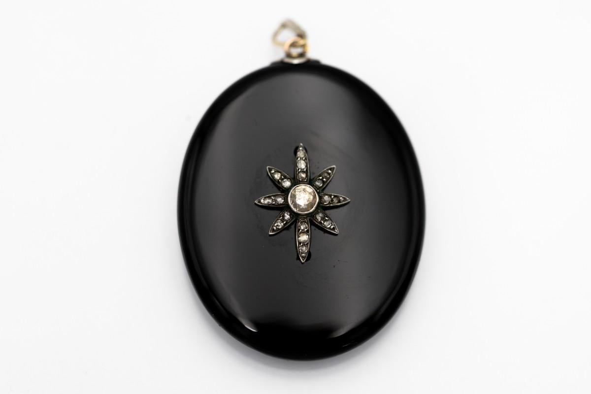 Antique onyx medallion locket with diamonds, the Netherlands, late 19th century For Sale 1