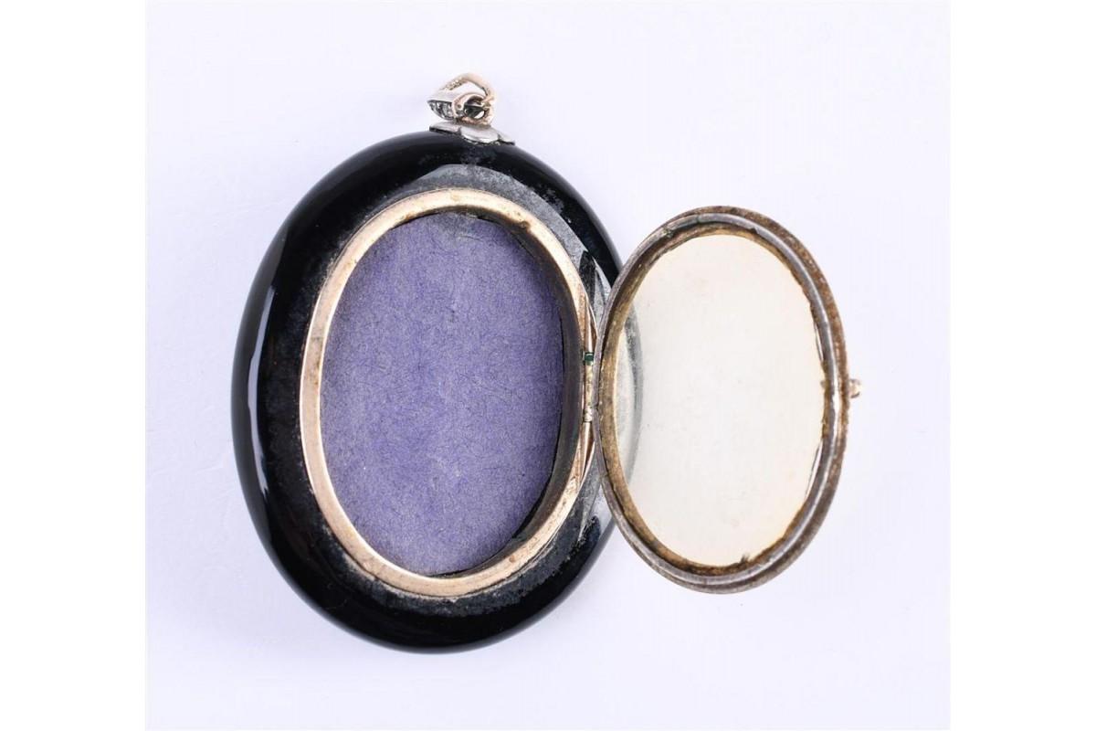 Antique onyx medallion locket with diamonds, the Netherlands, late 19th century For Sale 2
