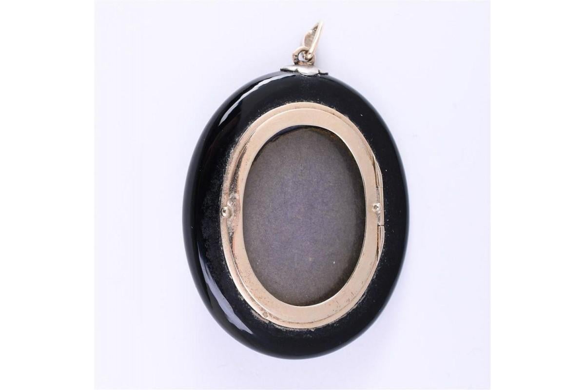 Antique onyx medallion locket with diamonds, the Netherlands, late 19th century For Sale 3