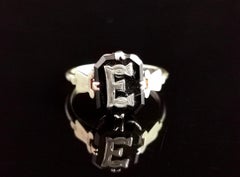 Antique Onyx mourning ring, Initial E, 9k yellow gold