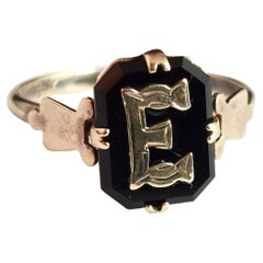 Antique Onyx mourning ring, Initial E, 9k yellow gold 