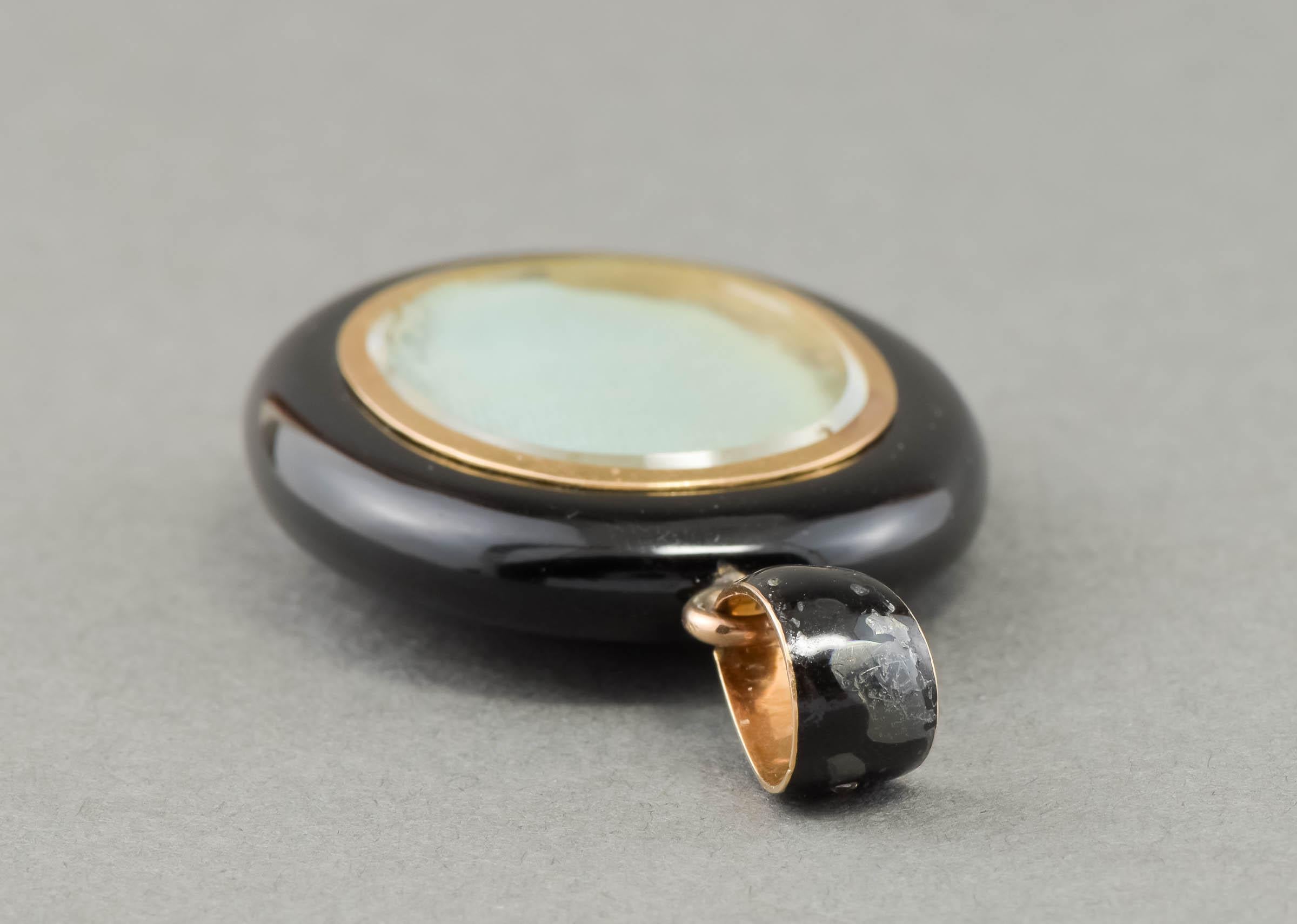 Médaillon d'initiales en onyx rose taillé et or avec diamant en vente 4