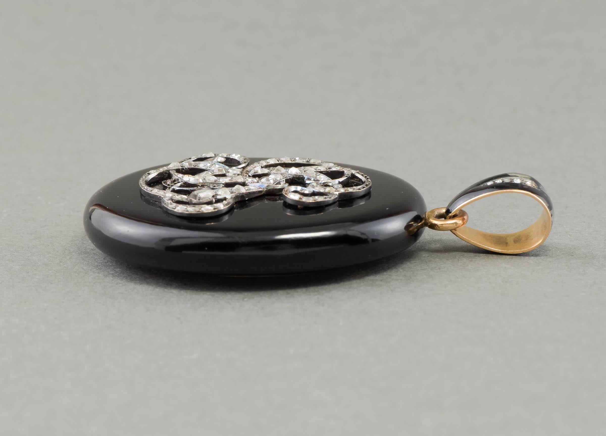 Médaillon d'initiales en onyx rose taillé et or avec diamant Unisexe en vente
