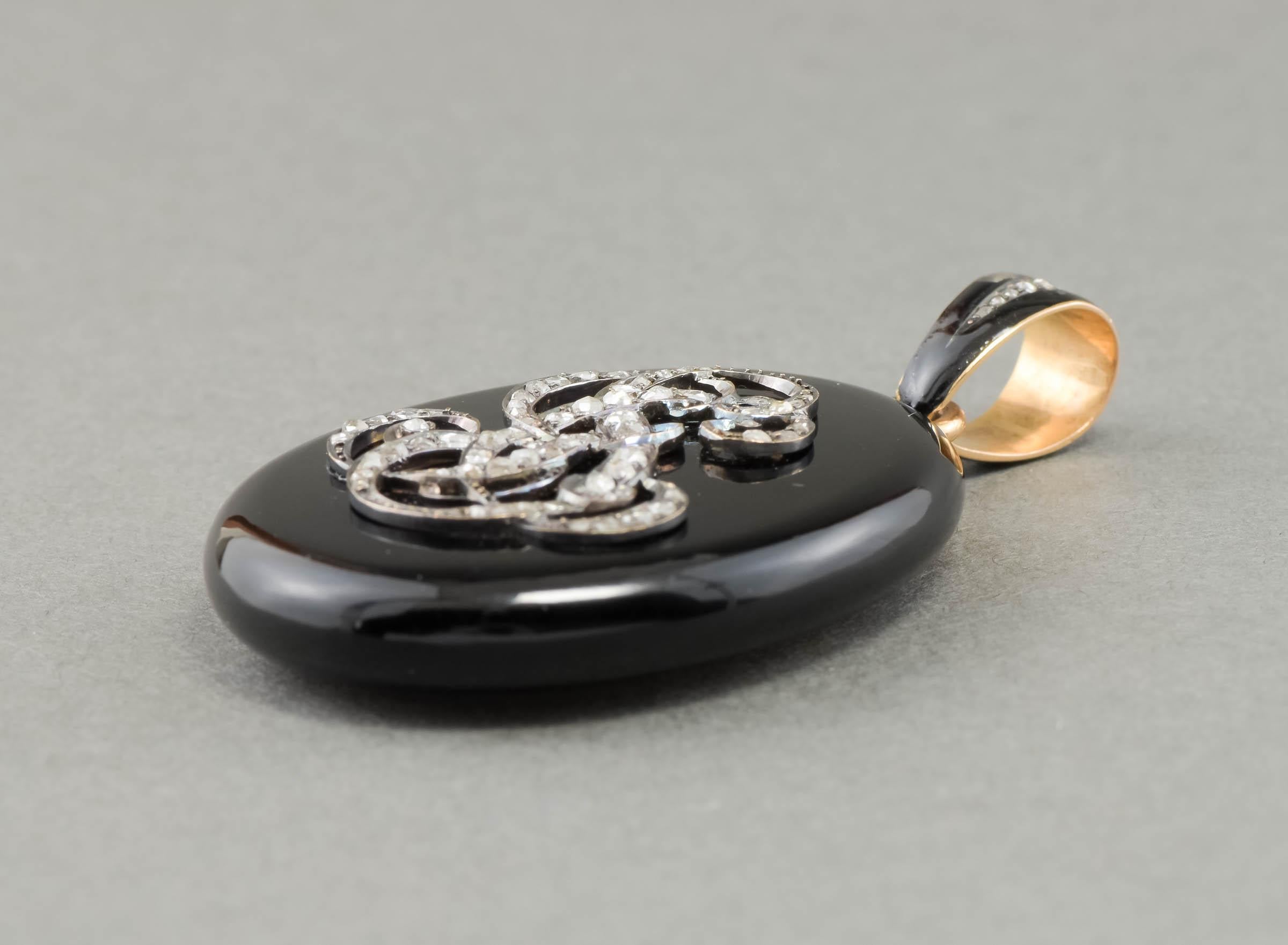 Médaillon d'initiales en onyx rose taillé et or avec diamant en vente 1