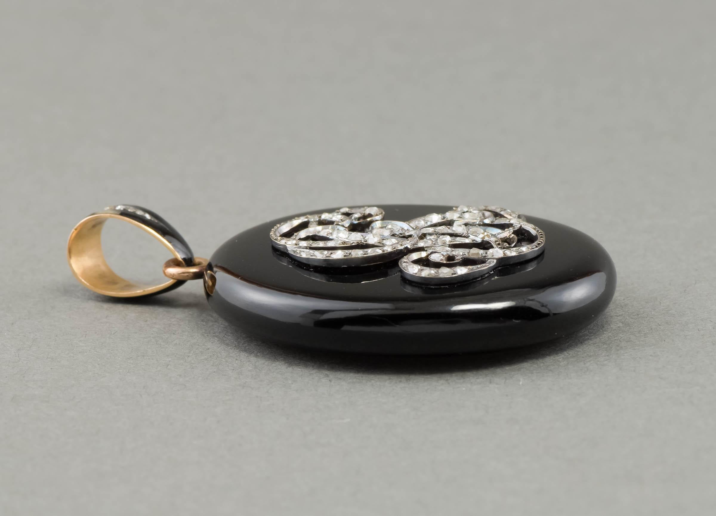 Médaillon d'initiales en onyx rose taillé et or avec diamant en vente 2