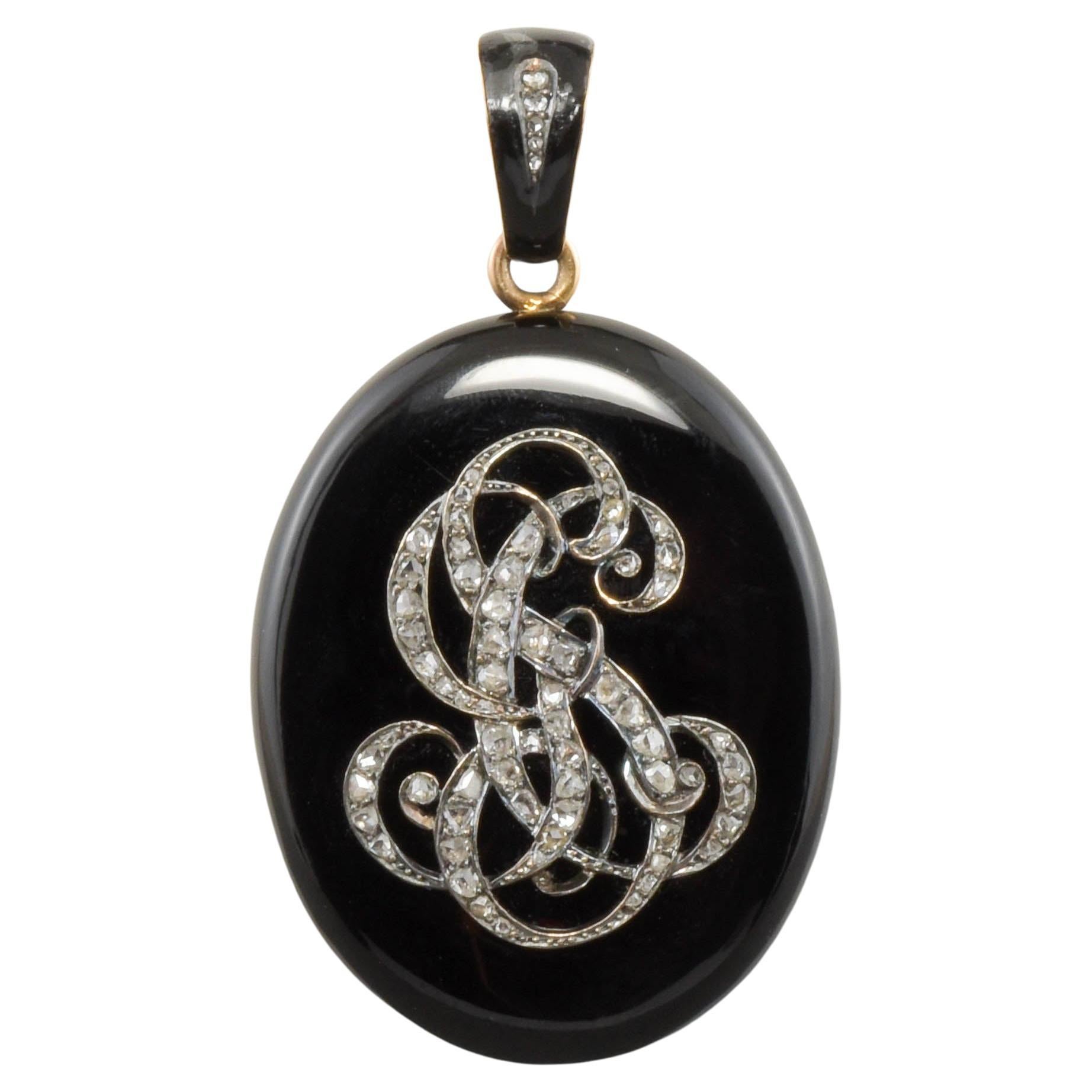 Médaillon d'initiales en onyx rose taillé et or avec diamant en vente