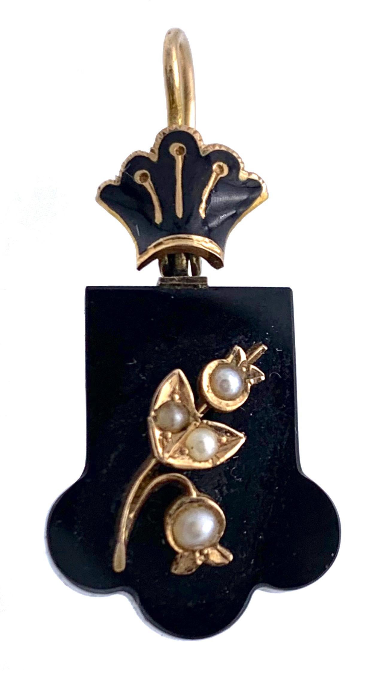 Belle Époque Boucles d'oreilles anciennes en or 14 carats avec onyx, perles de rocaille et émail en vente