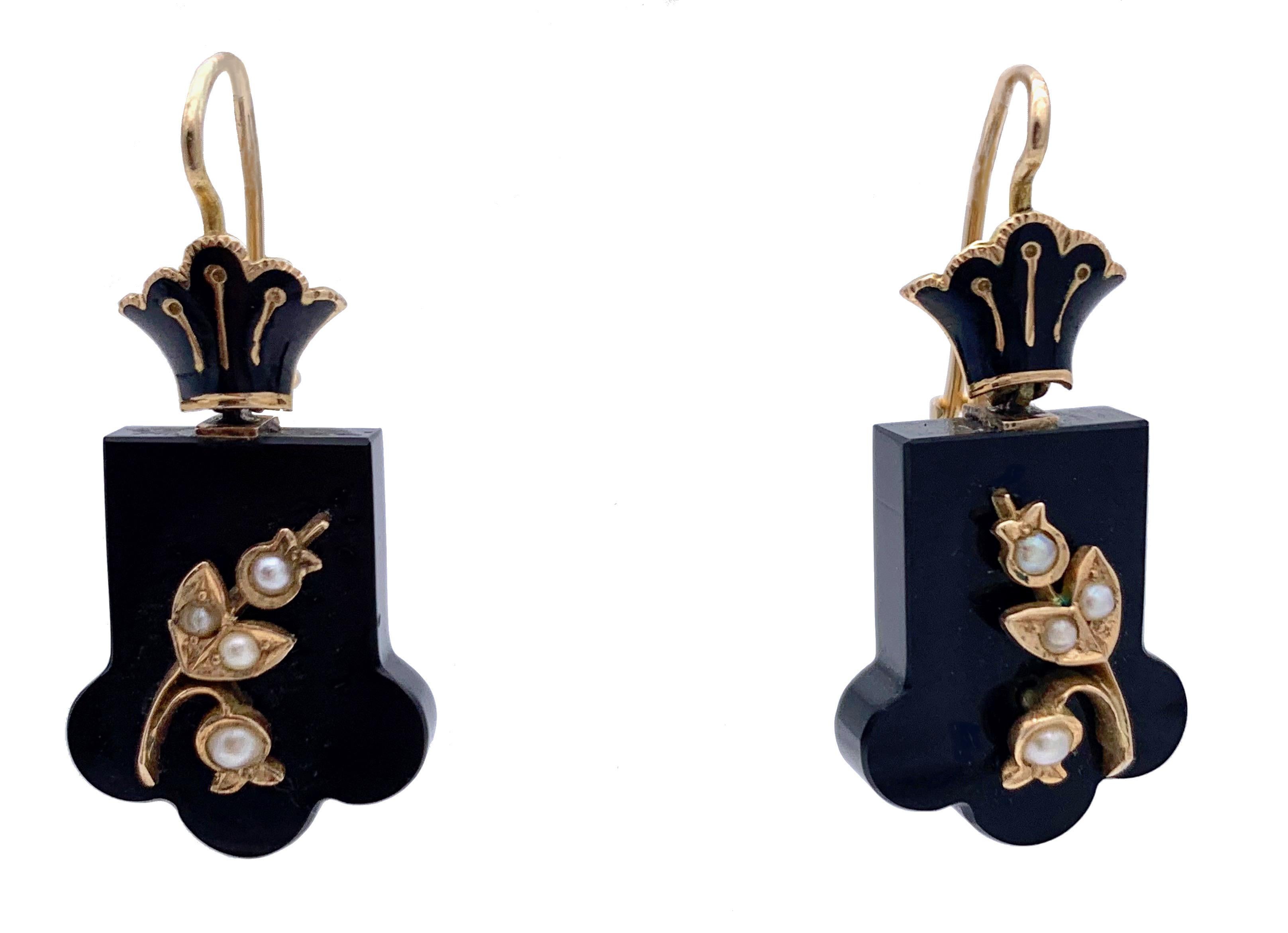 Taille mixte Boucles d'oreilles anciennes en or 14 carats avec onyx, perles de rocaille et émail en vente
