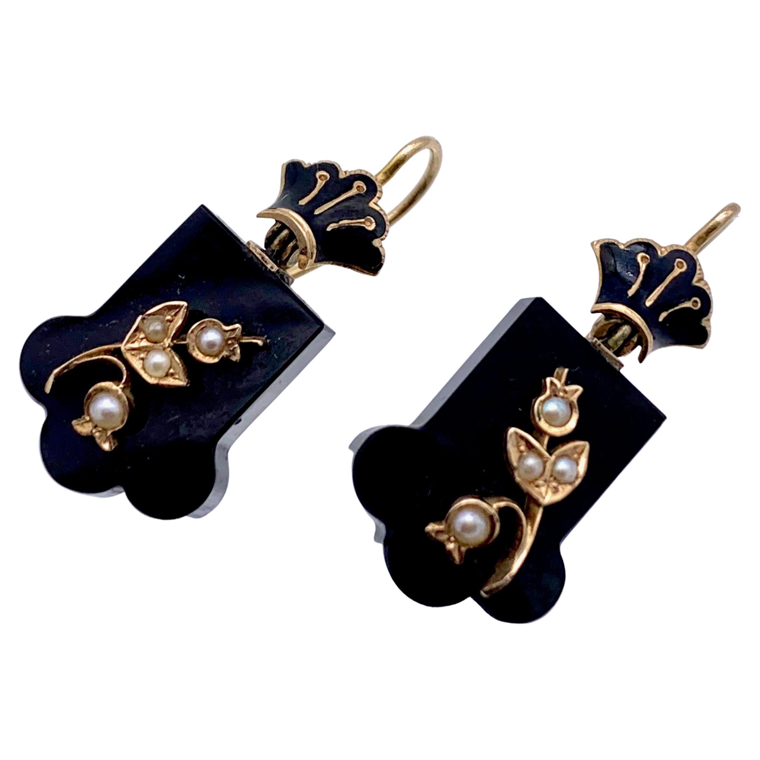 Boucles d'oreilles anciennes en or 14 carats avec onyx, perles de rocaille et émail en vente