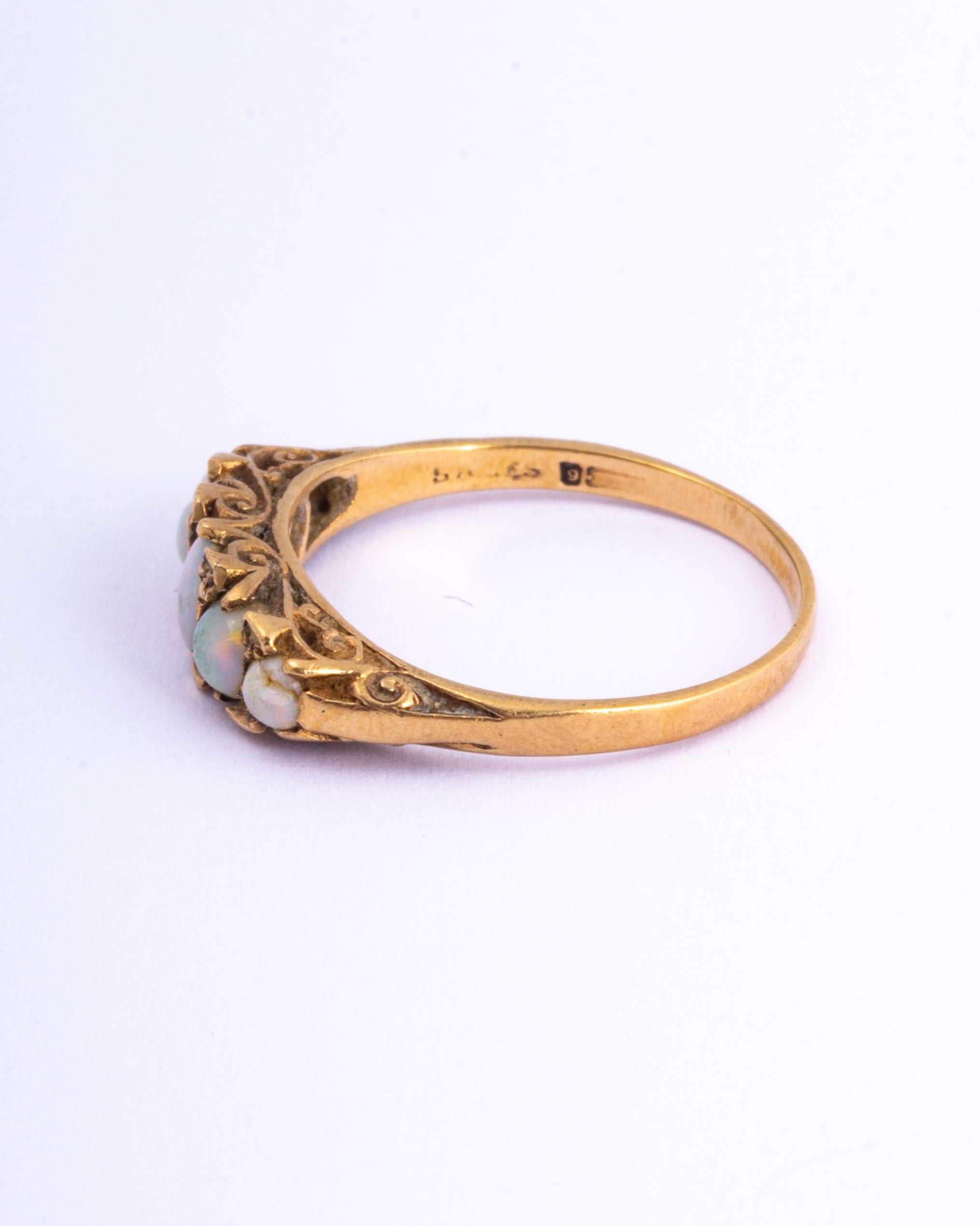 Fünf-Stein-Ring mit antikem Opal und 18 Karat Gold (Art déco)
