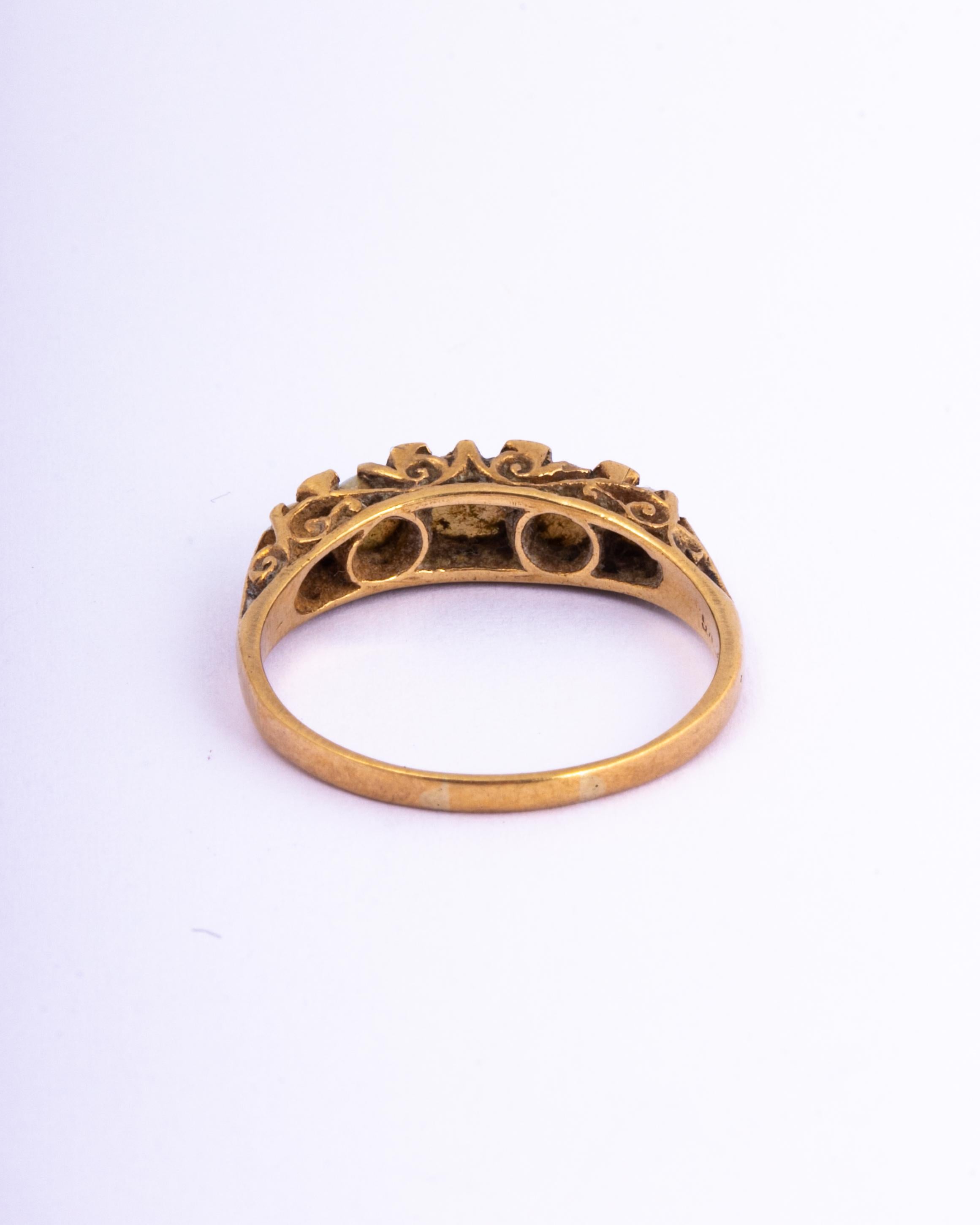 Fünf-Stein-Ring mit antikem Opal und 18 Karat Gold (Cabochon)