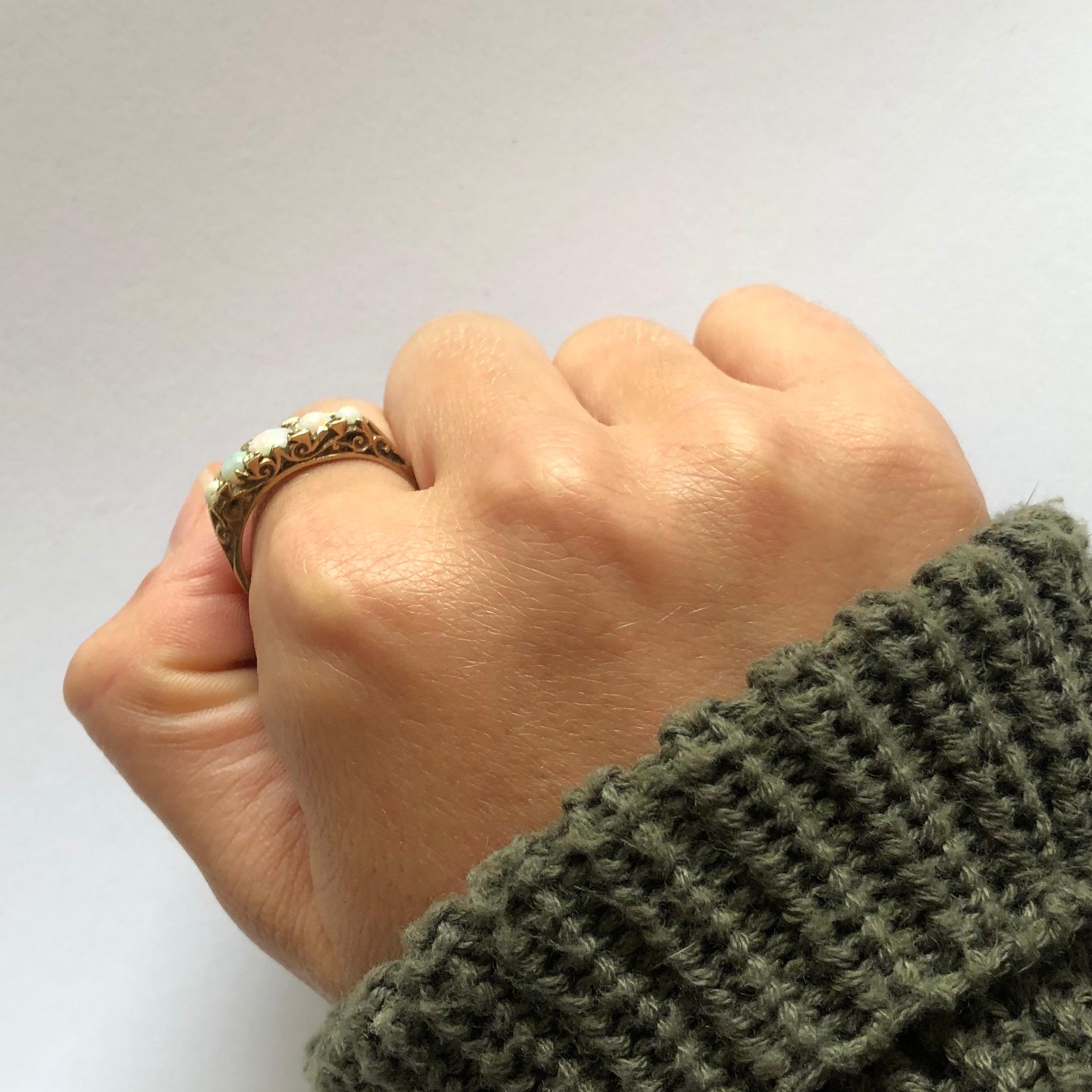 Fünf-Stein-Ring mit antikem Opal und 18 Karat Gold 1