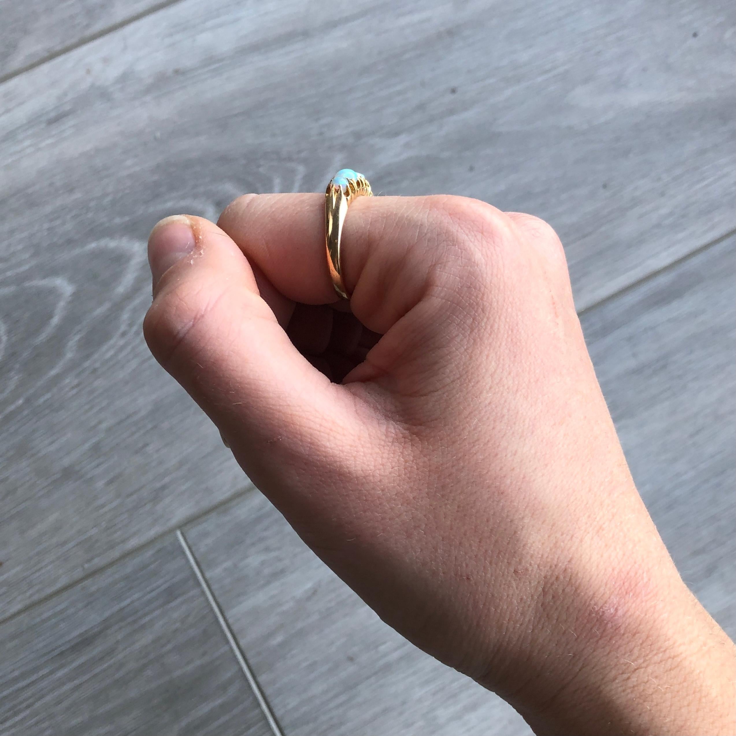 Fünf-Stein-Ring mit antikem Opal und 18 Karat Gold 1