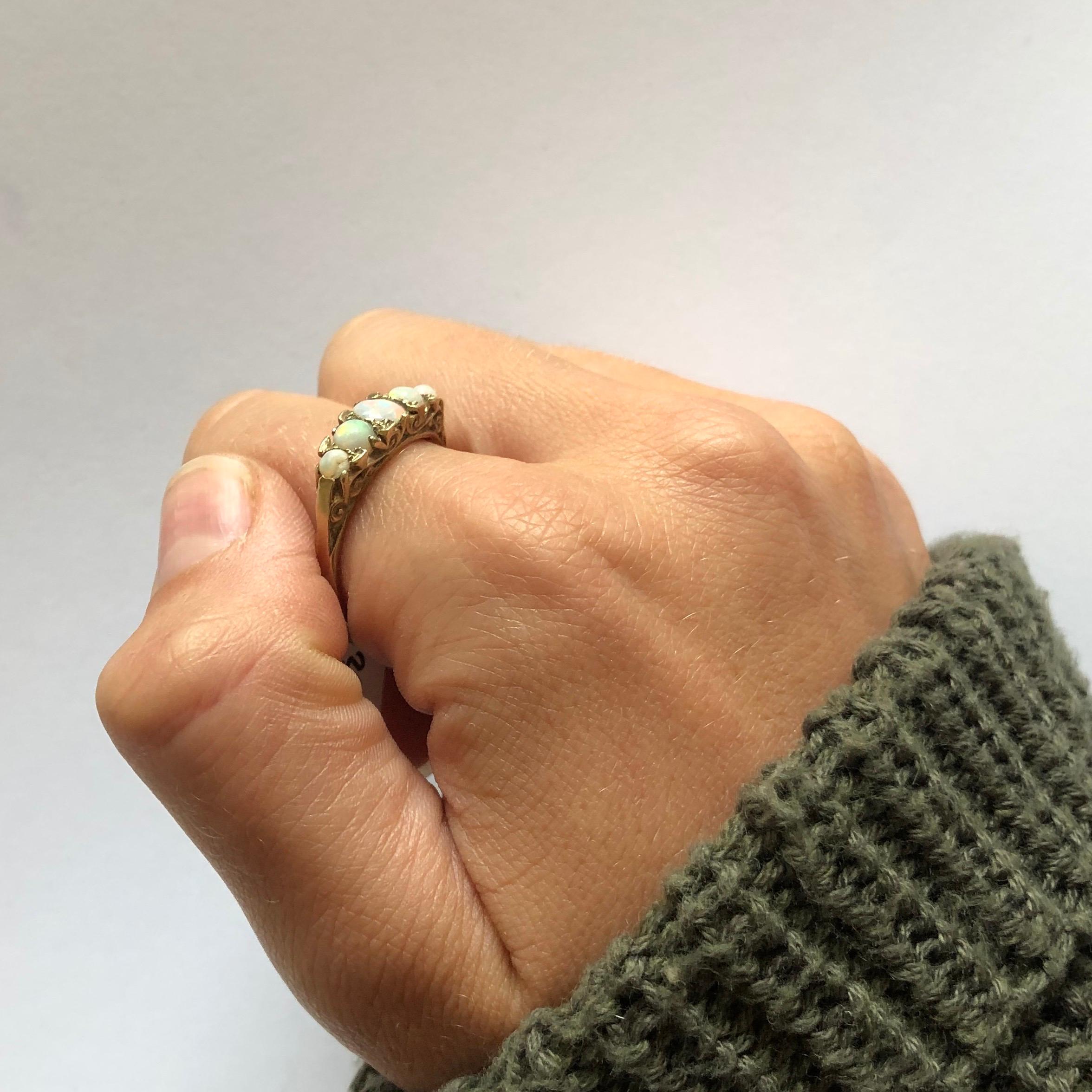 Fünf-Stein-Ring mit antikem Opal und 18 Karat Gold 2