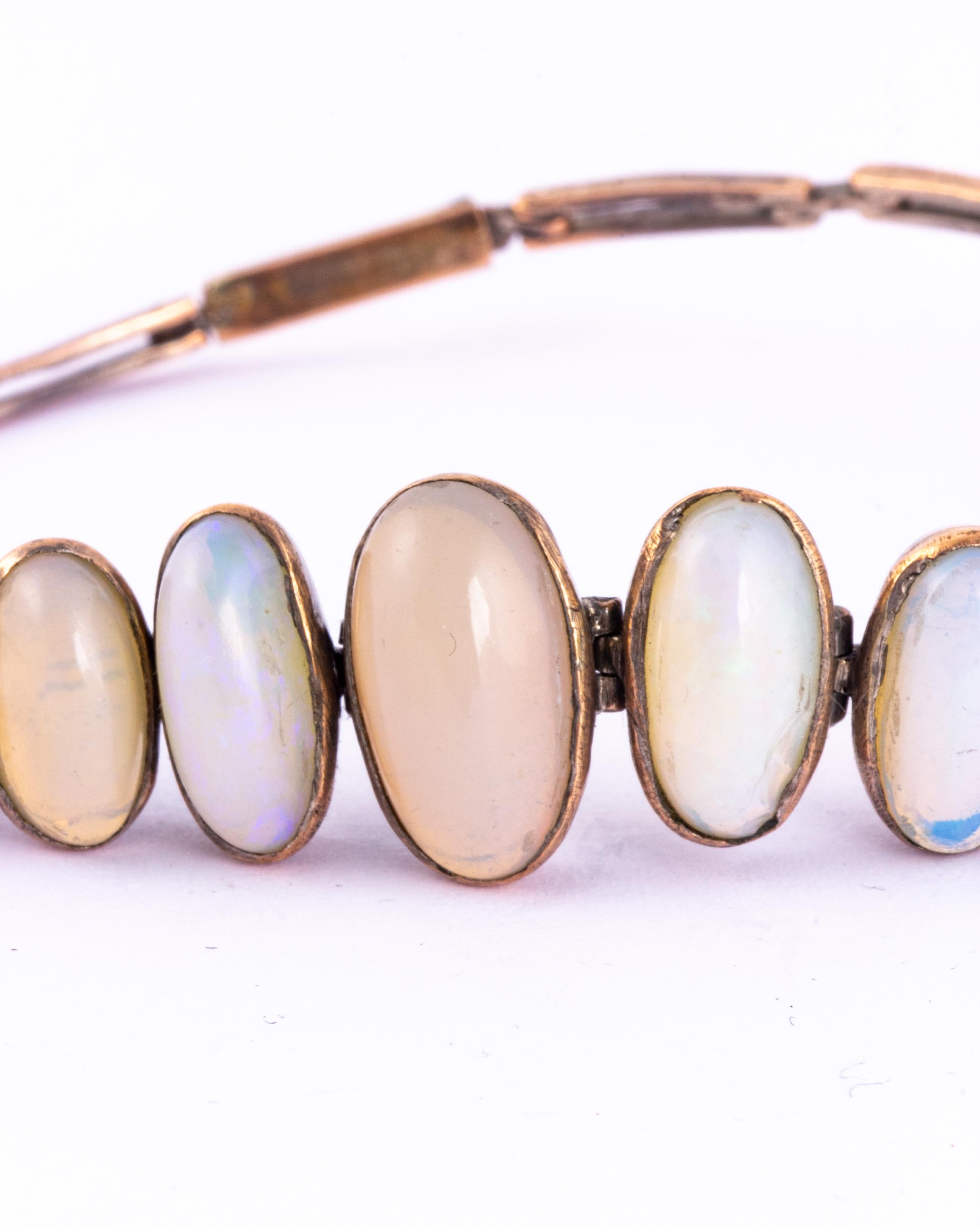 This gorgeous bracelet holds nine graduated opals with the largest at the centre of the row. The bracelet chains and stones are modelled in 9carat gold. 

Length: 17cm
Stone Dimensions: 14x8mm - 9x5mm 

Weight: 8.8g