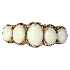 Antiker Opal- und 9 Karat Goldring mit fünf Steinen