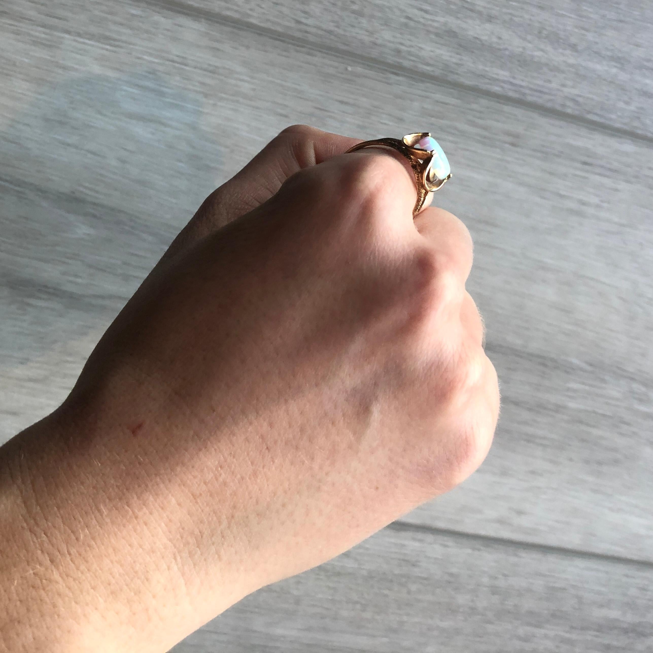 Antiker Ring aus Opal und 9 Karat Gold im Zustand „Gut“ im Angebot in Chipping Campden, GB