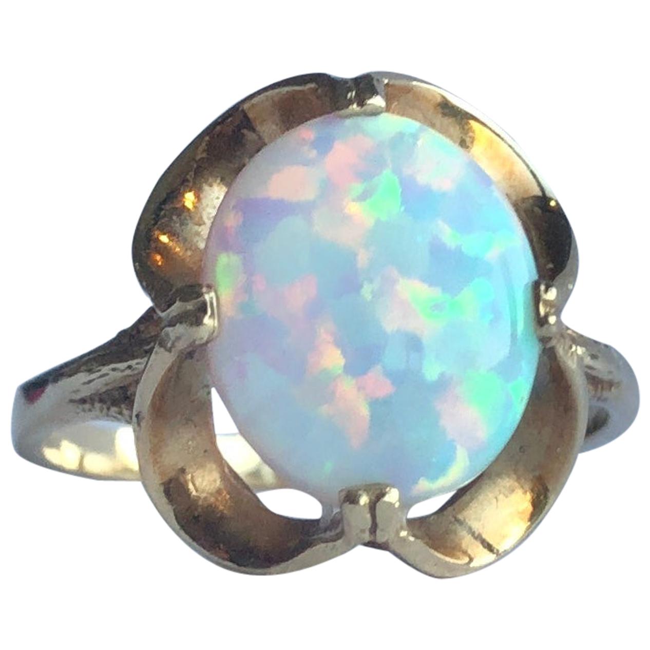 Antiker Ring aus Opal und 9 Karat Gold im Angebot