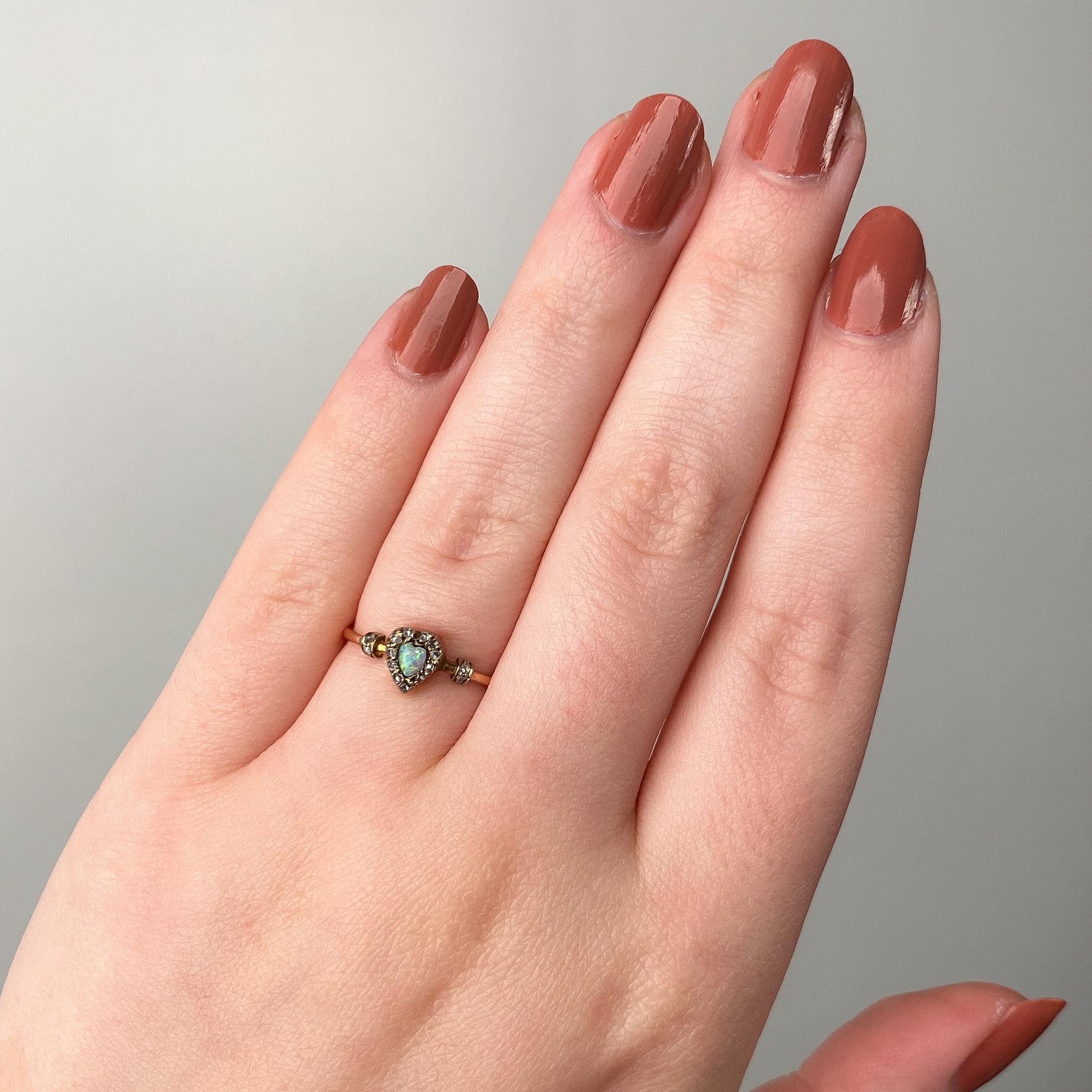Antiker Opal- und Diamant-Herzring aus 18 Karat Gold im Zustand „Gut“ im Angebot in Lewisburg, PA