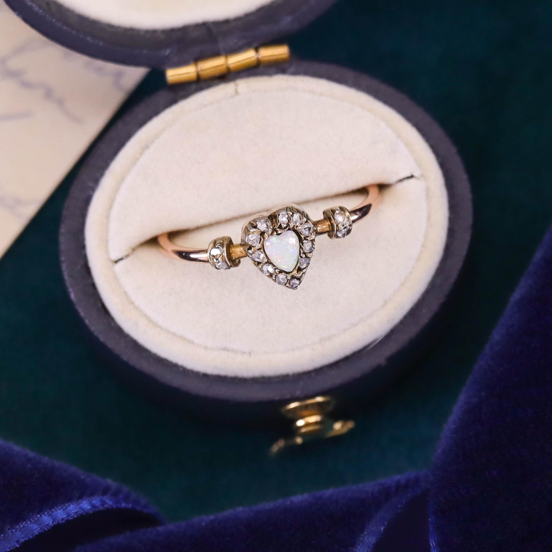 Antiker Opal- und Diamant-Herzring aus 18 Karat Gold Damen im Angebot