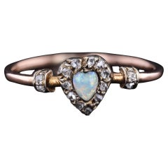 Antiker Opal- und Diamant-Herzring aus 18 Karat Gold