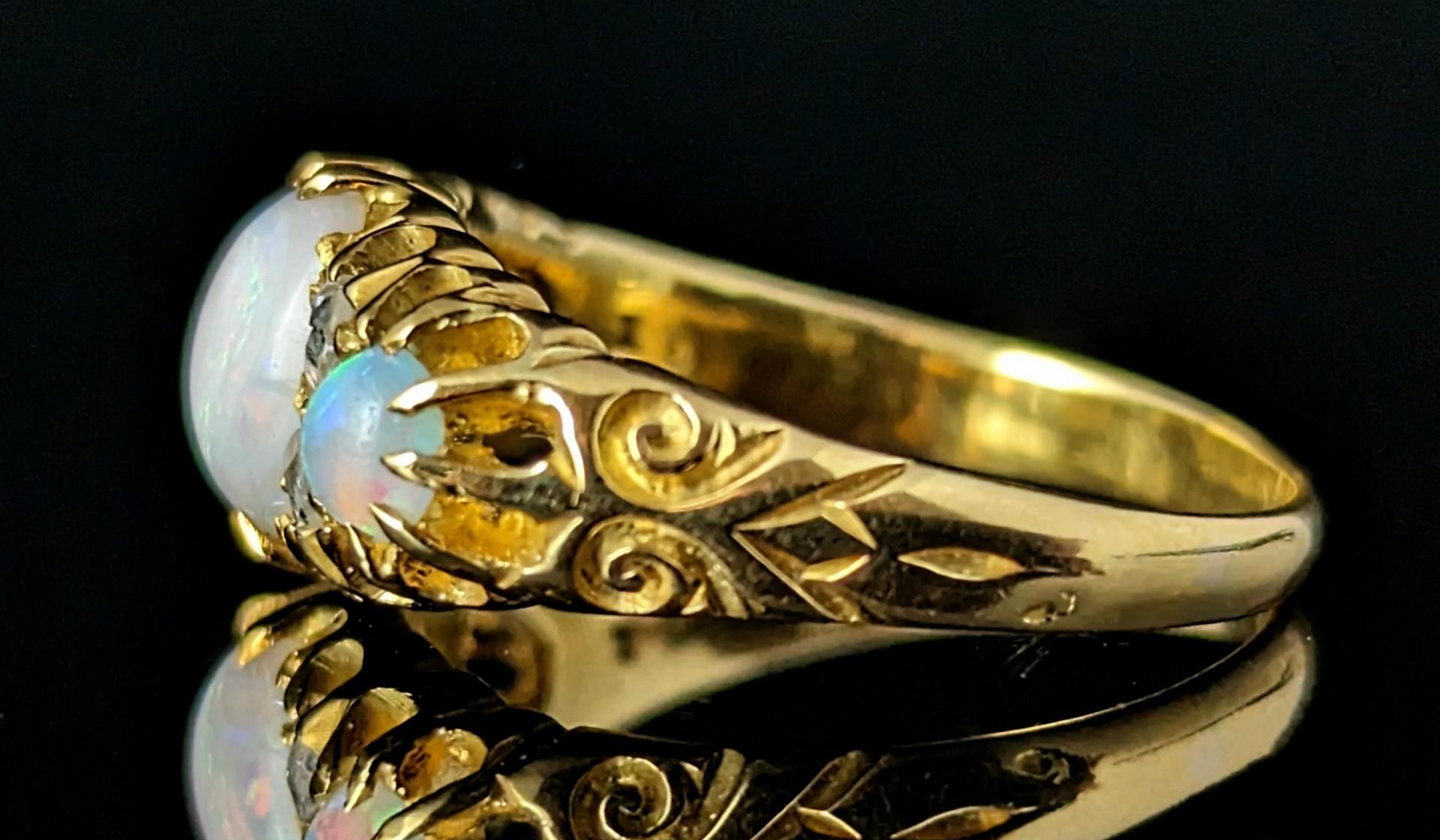Antique Opal and Diamond ring, 18k yellow gold, Edwardian  In Good Condition For Sale In NEWARK, GB