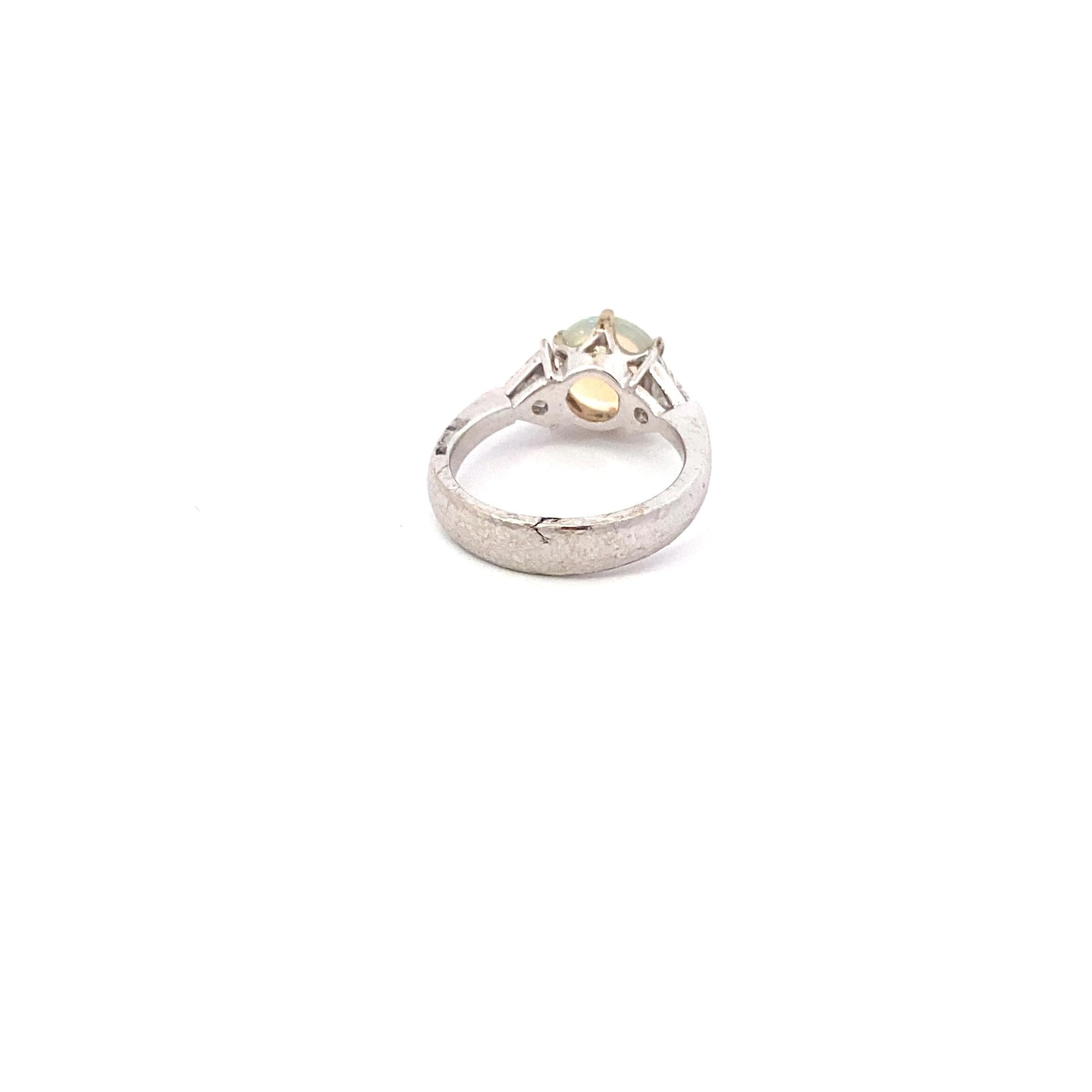 Antiker Ring mit Opal und Diamant im Trillionenschliff (Moderne) im Angebot