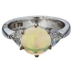 Antiker Ring mit Opal und Diamant im Trillionenschliff