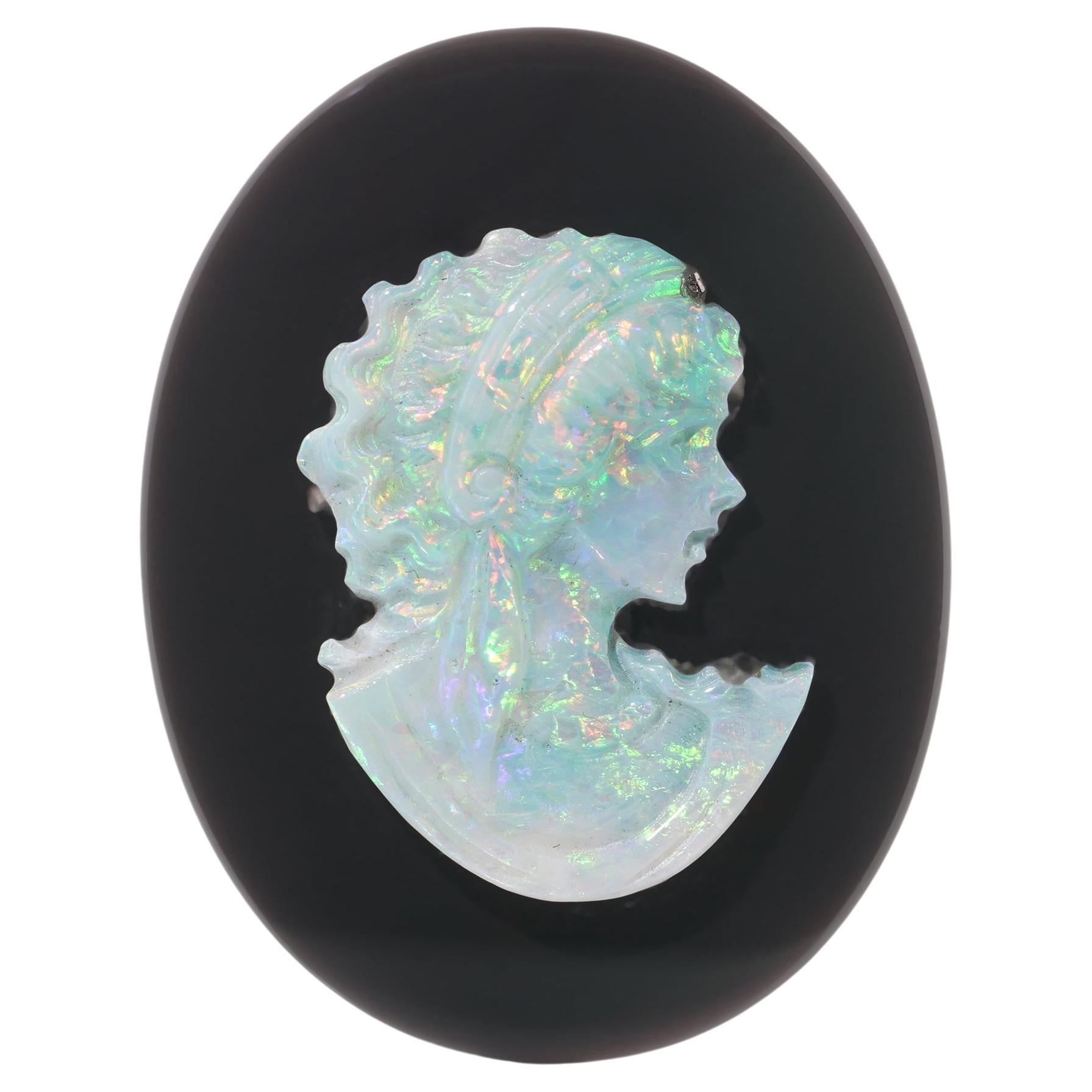 Camée ancien sculpté en opale et monté sur une plaque d'onyx. 