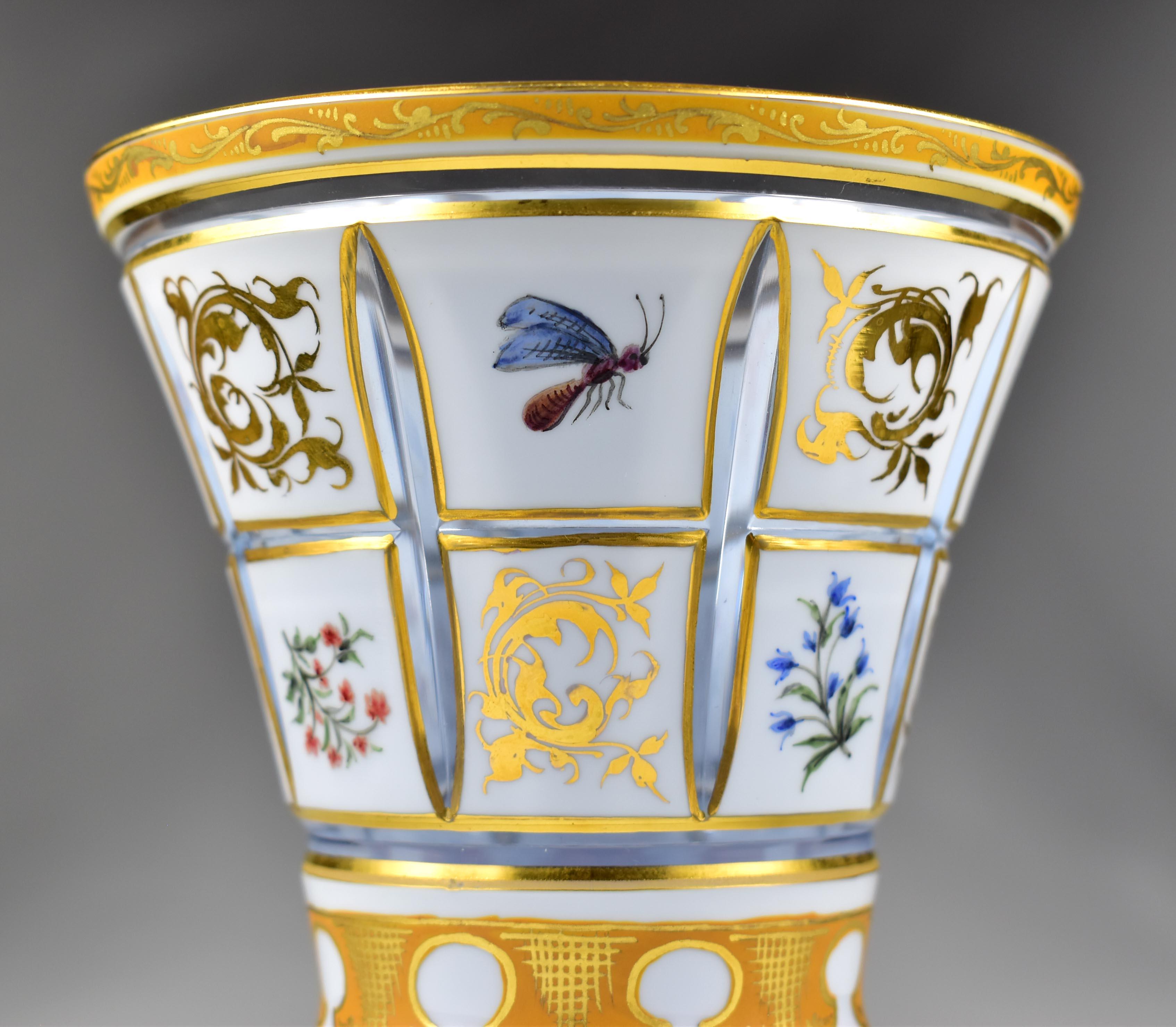 Copa Antigua de Corte Ópalo, Pintada de Dorado - Vidrio de Bohemia en venta 4
