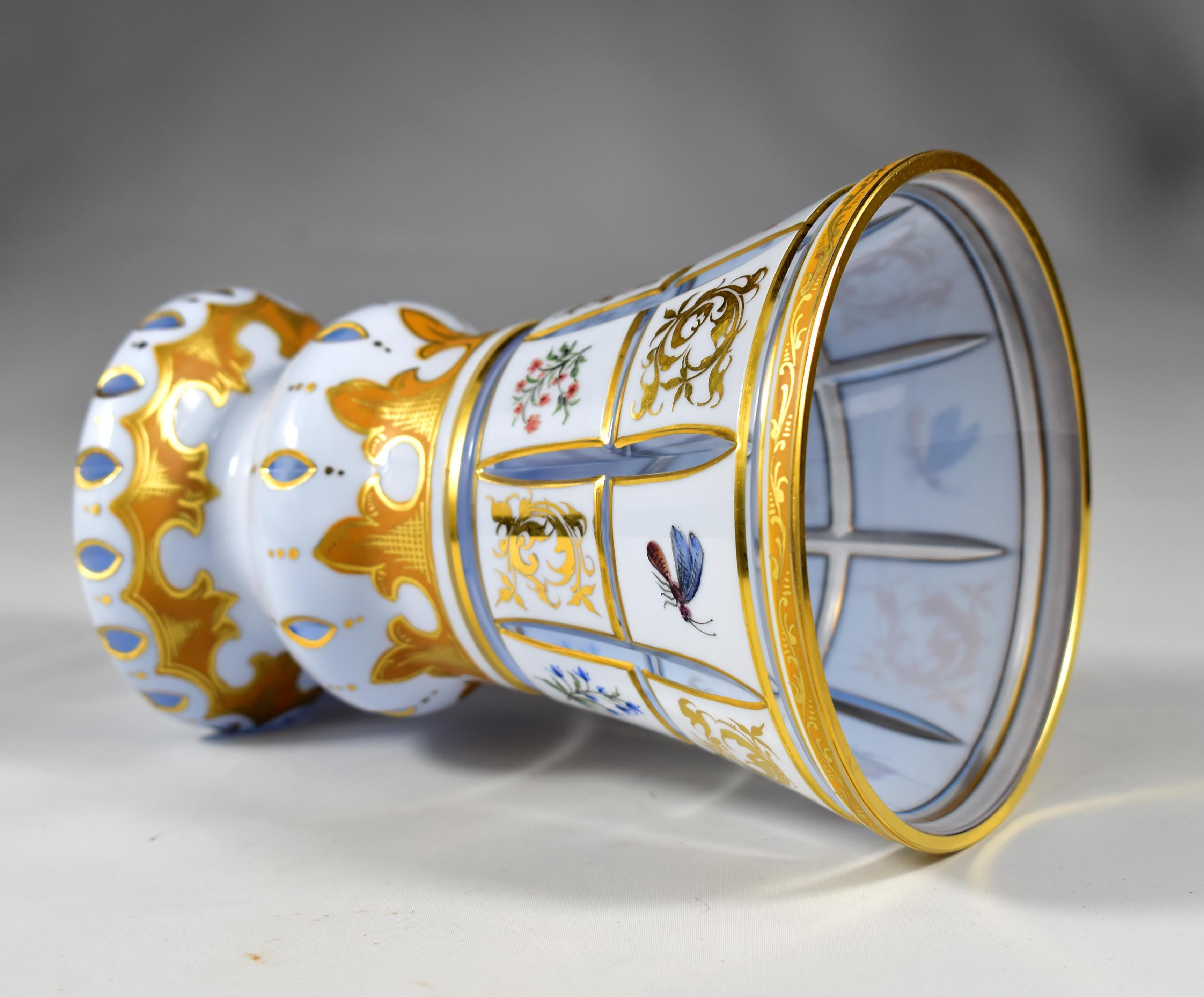 Copa Antigua de Corte Ópalo, Pintada de Dorado - Vidrio de Bohemia en venta 5
