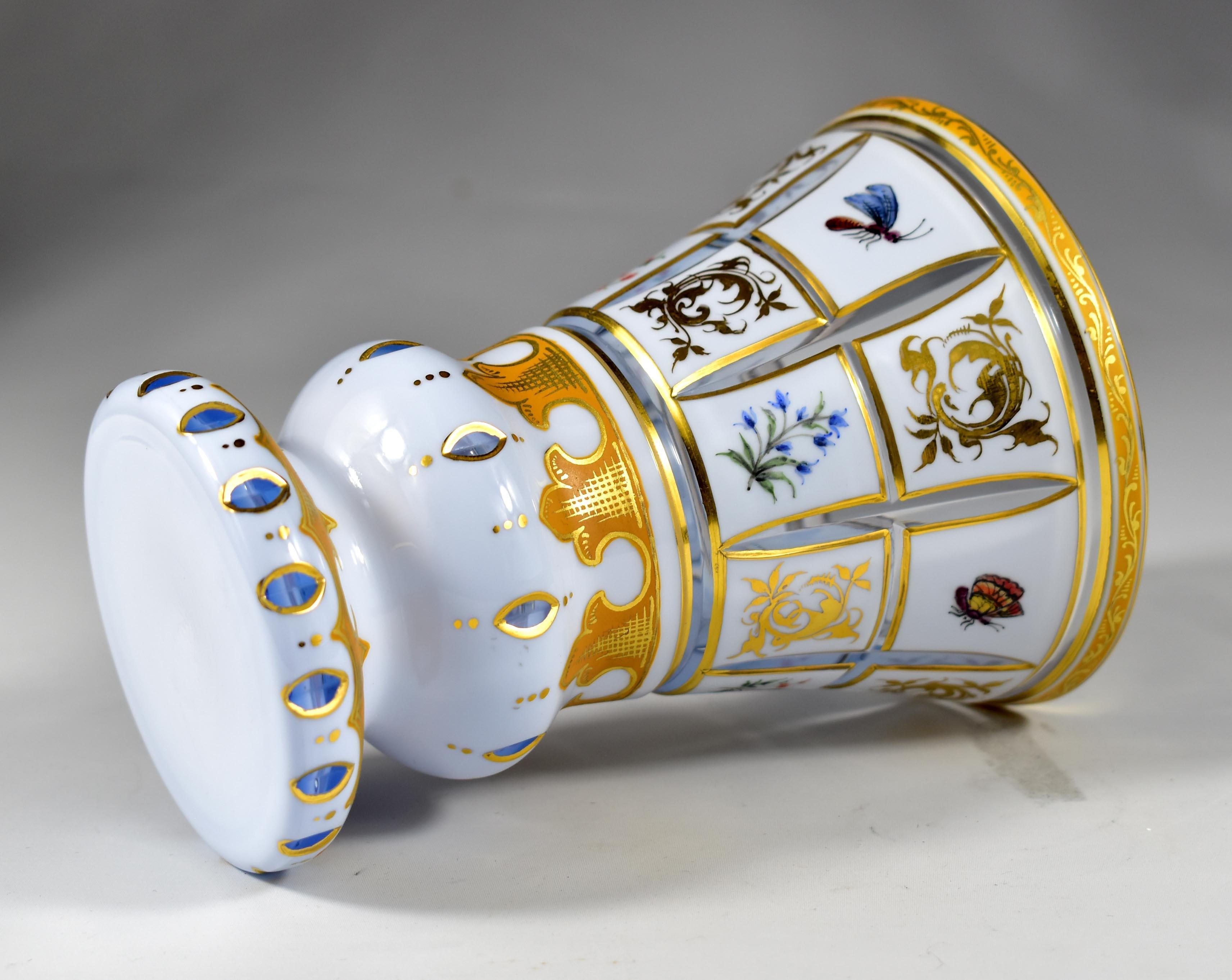 Copa Antigua de Corte Ópalo, Pintada de Dorado - Vidrio de Bohemia en venta 6