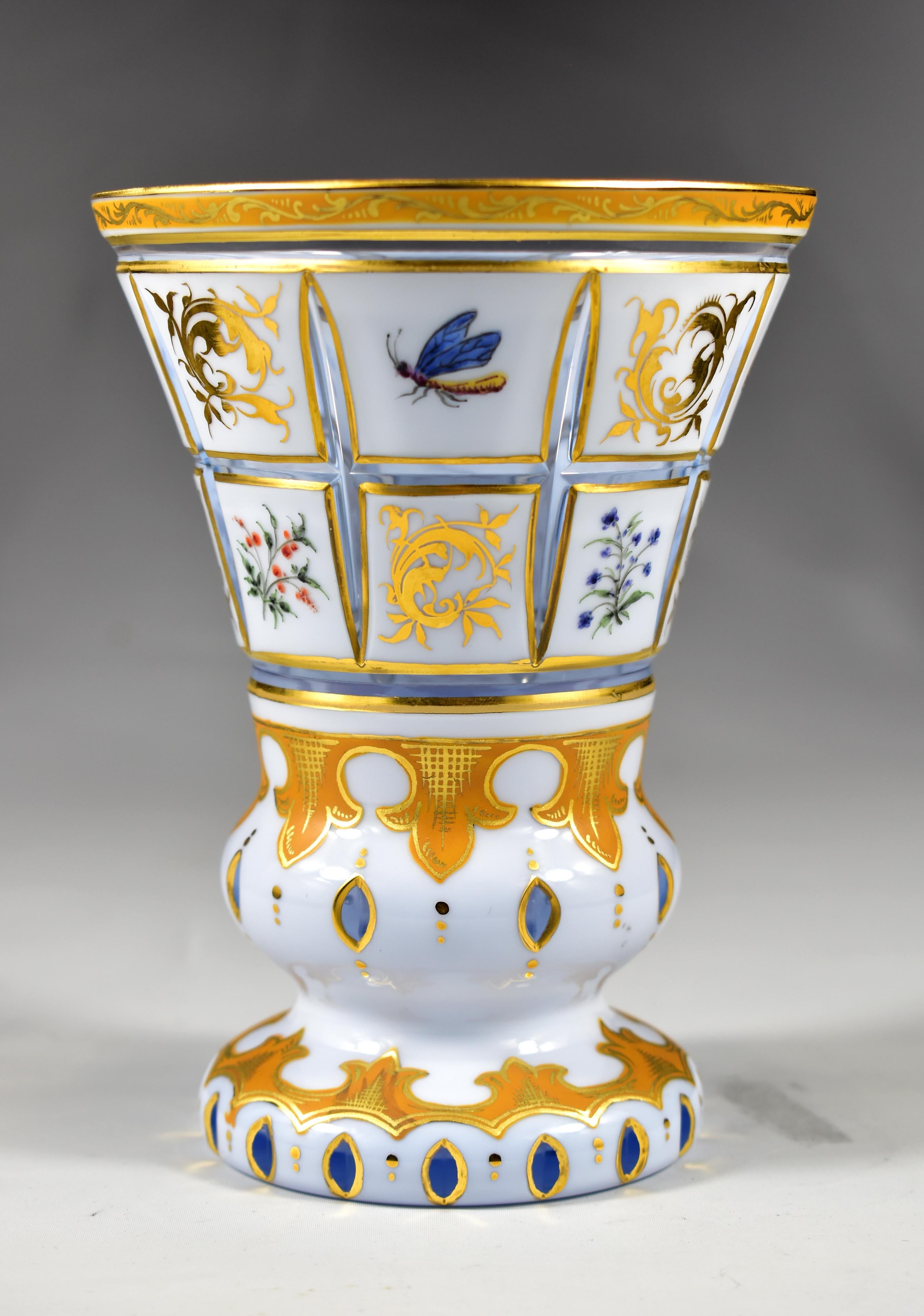 Preciosa copa superpuesta de cristal opalino, Por dentro es cristal azul claro, cortado en cuadrados, en cada cuadrado la decoración es una pintura, hay una pintura de insectos y una pintura ornamental dorada, Todo se complementa con colores ocres,