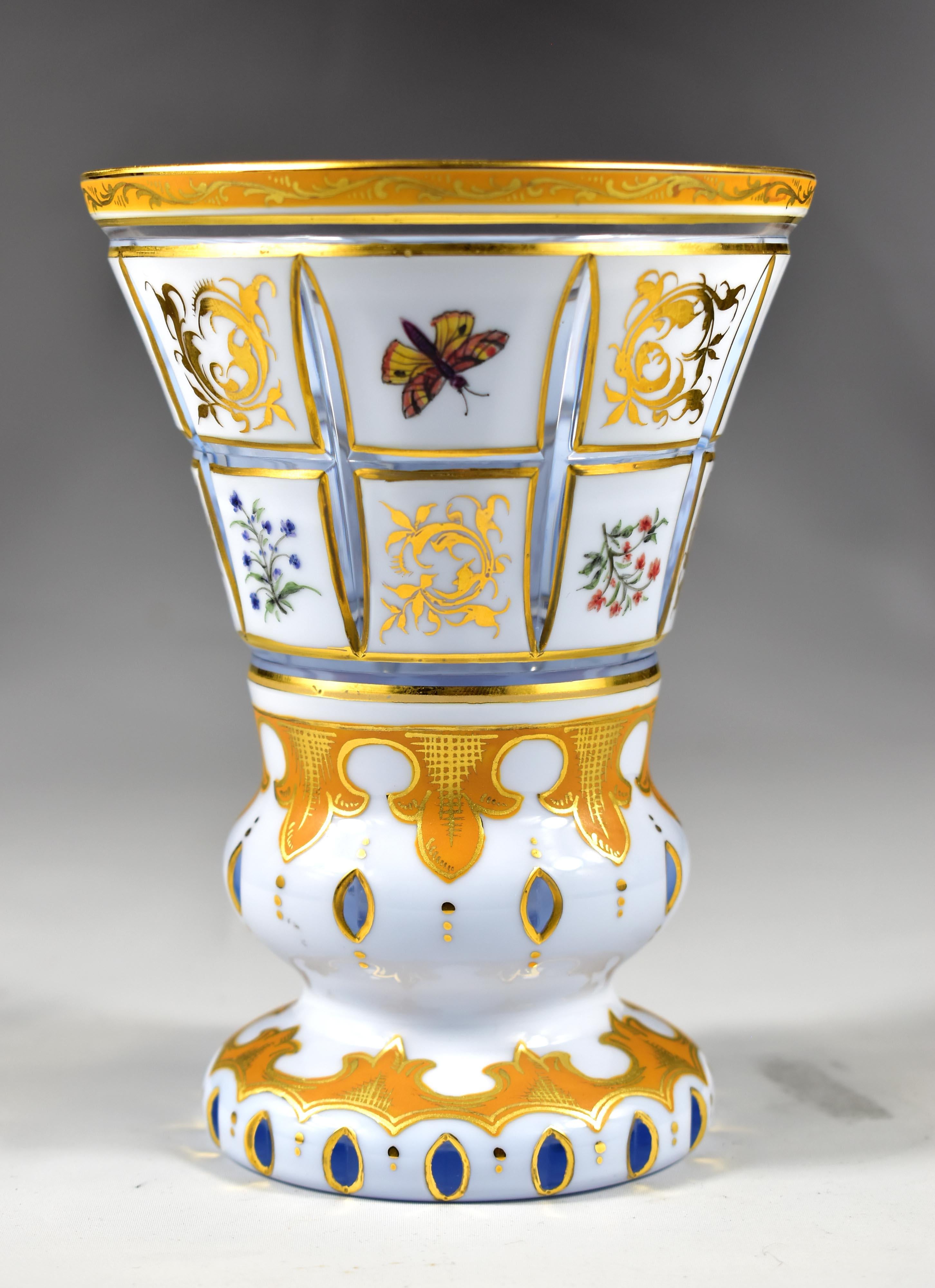 Copa Antigua de Corte Ópalo, Pintada de Dorado - Vidrio de Bohemia Bohemio en venta
