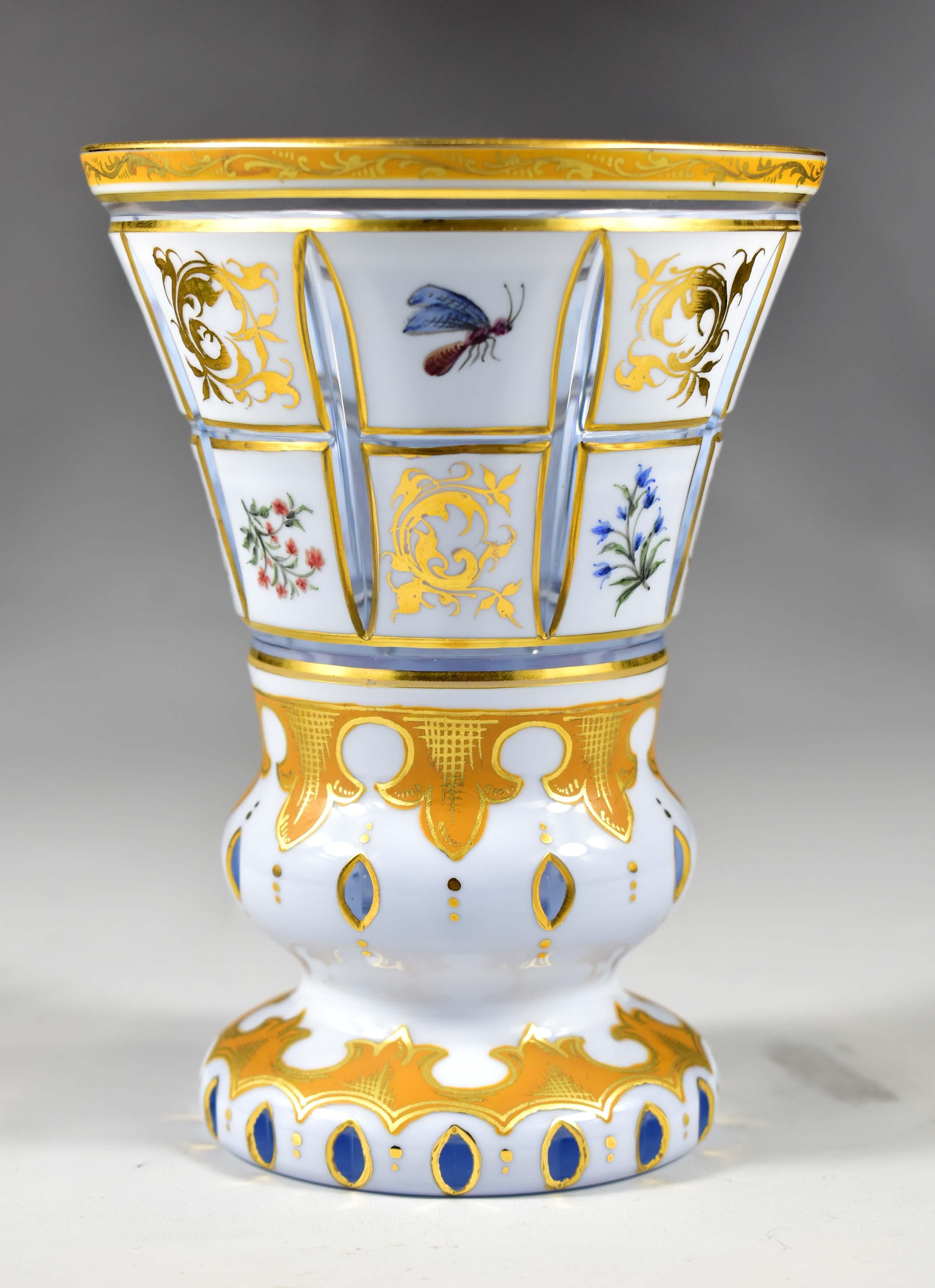 Copa Antigua de Corte Ópalo, Pintada de Dorado - Vidrio de Bohemia Hecho a mano en venta