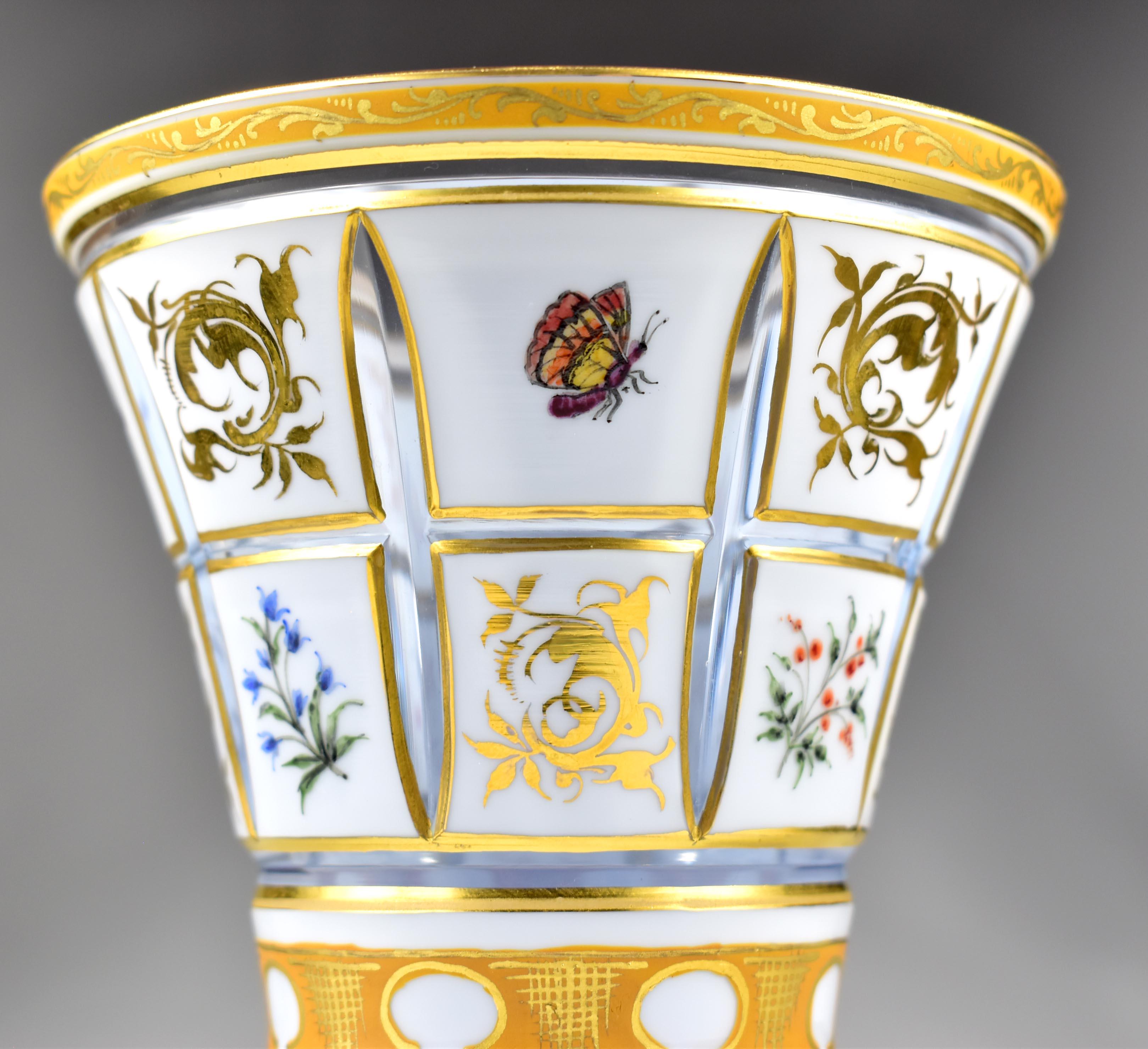 Copa Antigua de Corte Ópalo, Pintada de Dorado - Vidrio de Bohemia en venta 1