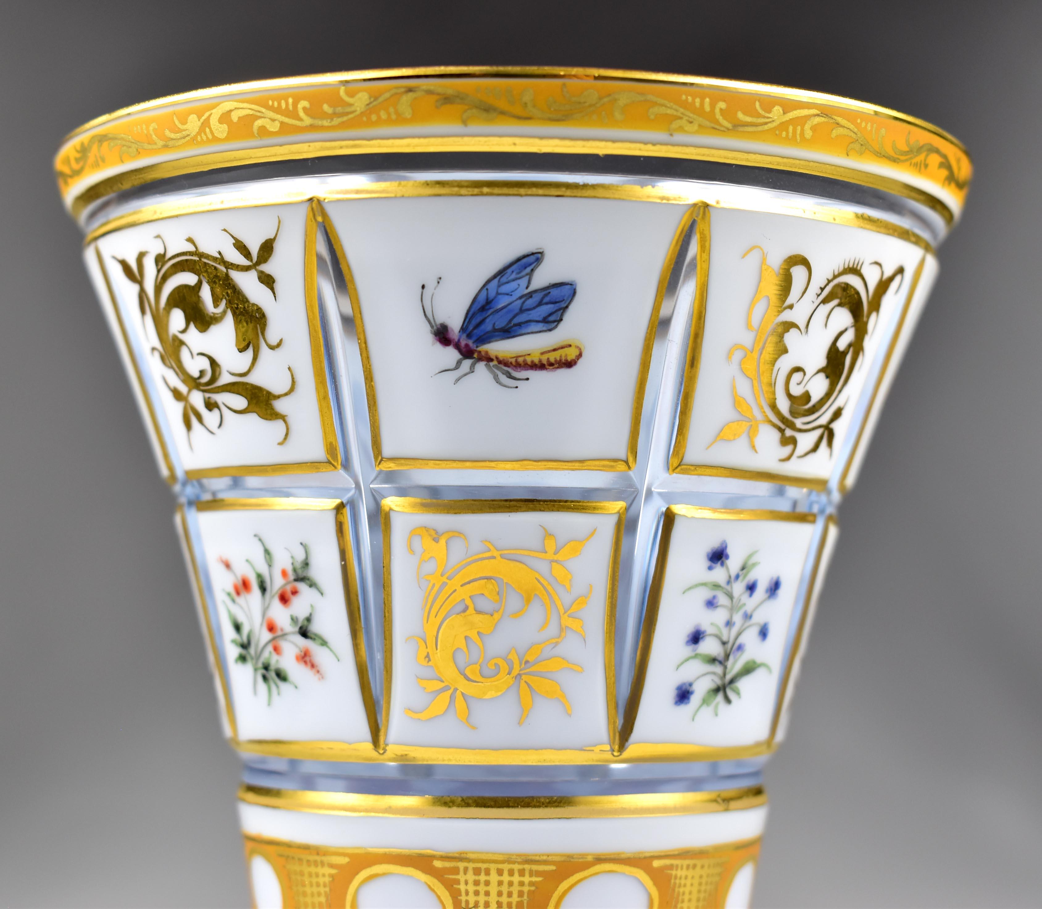 Copa Antigua de Corte Ópalo, Pintada de Dorado - Vidrio de Bohemia en venta 2