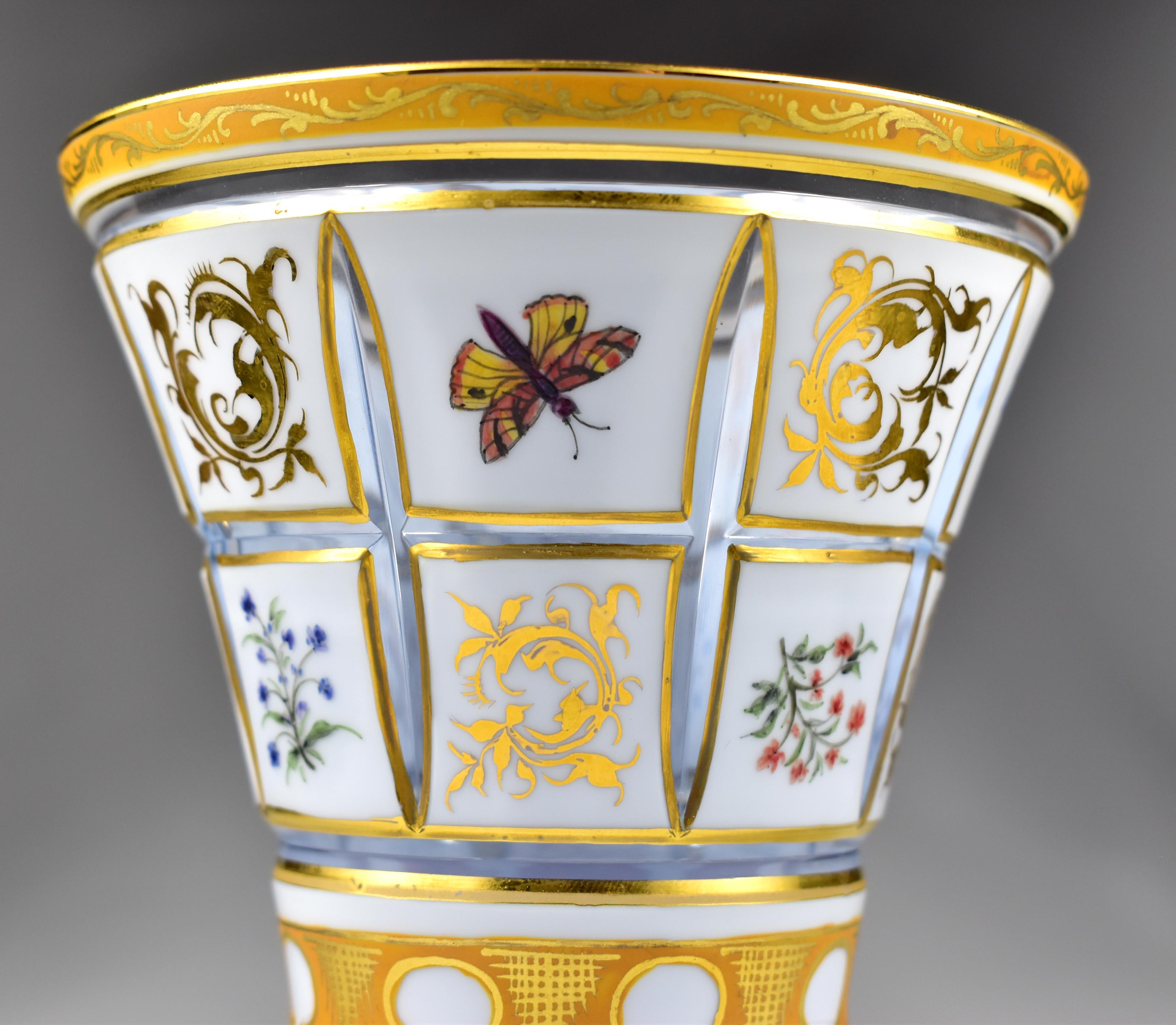 Copa Antigua de Corte Ópalo, Pintada de Dorado - Vidrio de Bohemia en venta 3
