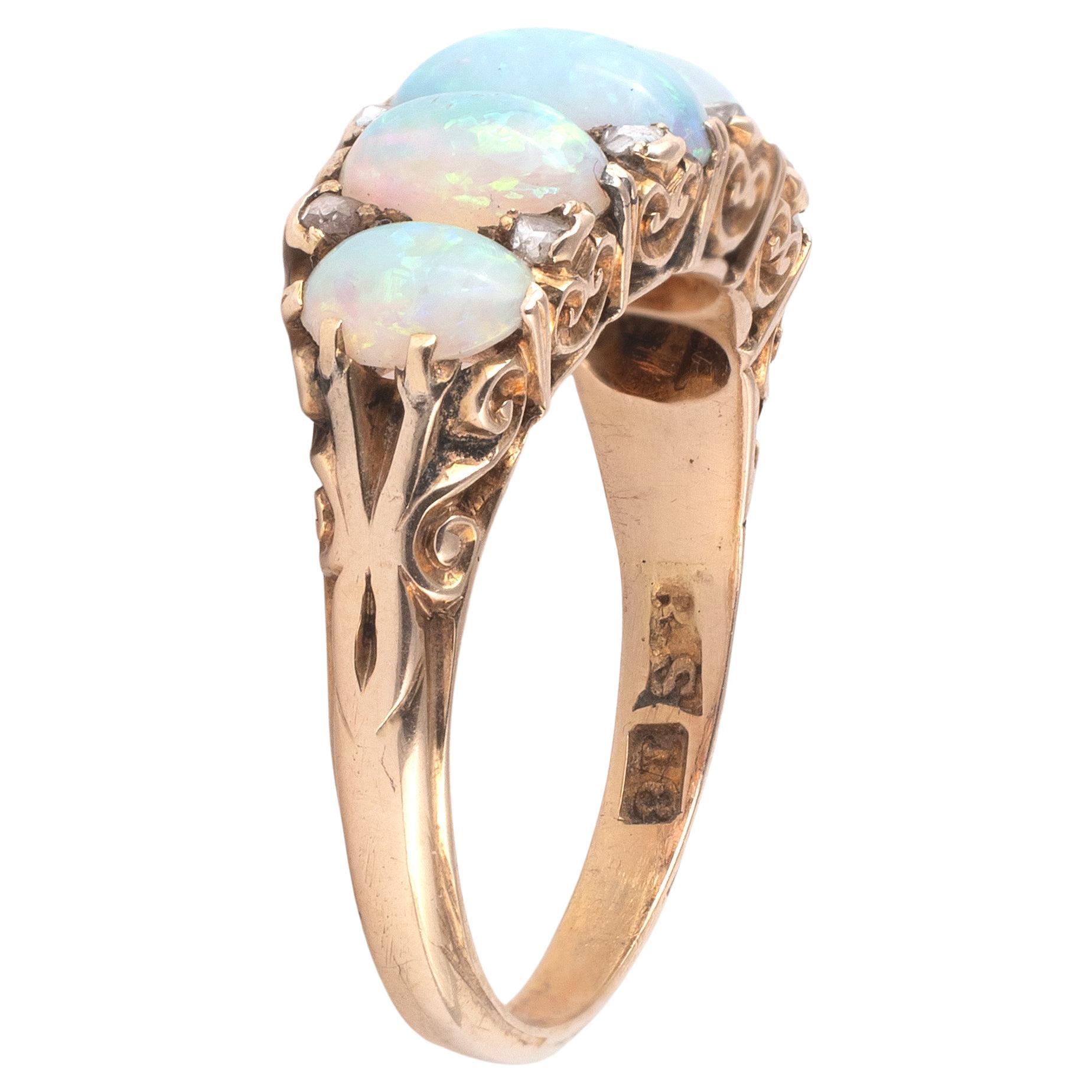 Anello a mezzo cerchio con opale e diamanti della fine del XIX secolo, cinque cabochon ovali graduati incastonati in montature d'oro intagliate a volute e impreziosite da diamanti, marchio del fabbricante BS, timbro 18.
Taglia: 6 3/4
Peso: 4,84gr.

