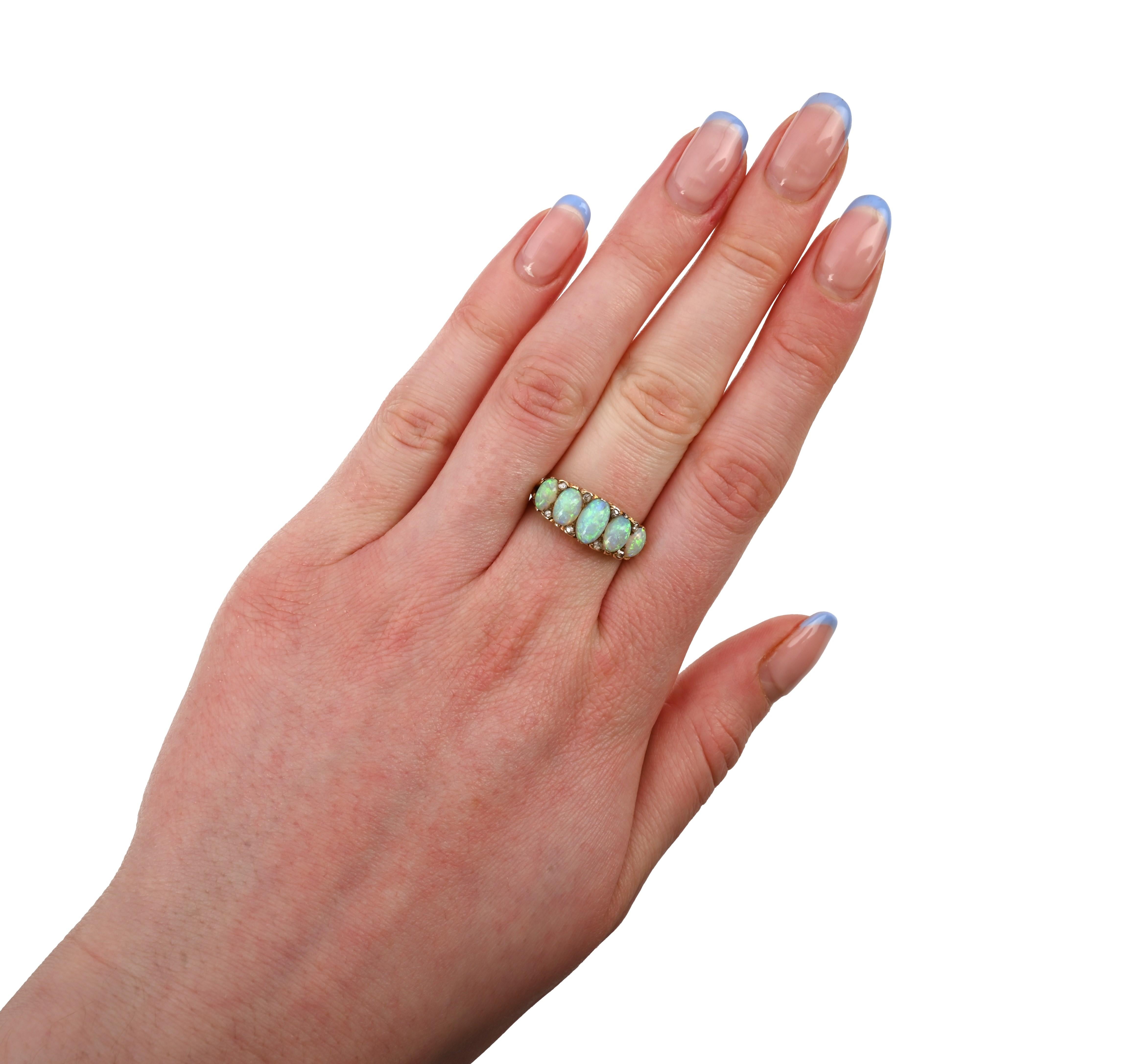 Anello antico a cinque pietre con diamante e opale In condizioni ottime in vendita a Firenze, IT